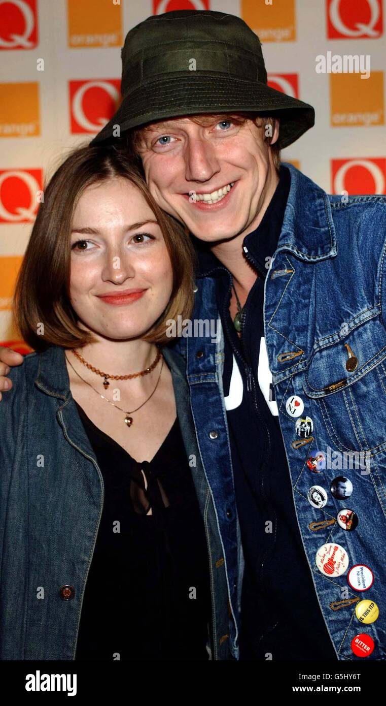 Die Schauspielerin Kelly MacDonald und der Travis-Bassist Dougie Payne kommen im Park Lane Hotel, Mayfair London, für die jährlichen Musikpreise des „Q“ Magazine 2001 an. Stockfoto