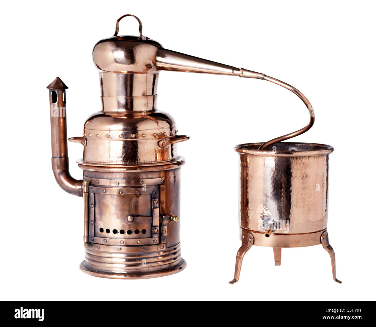 Alte Vintage Kupfer Alembic verwendet für die Destillation von Flüssigkeiten mit zwei Schiffen, mit einem Brenner, verbunden durch ein Rohr isolieren Stockfoto