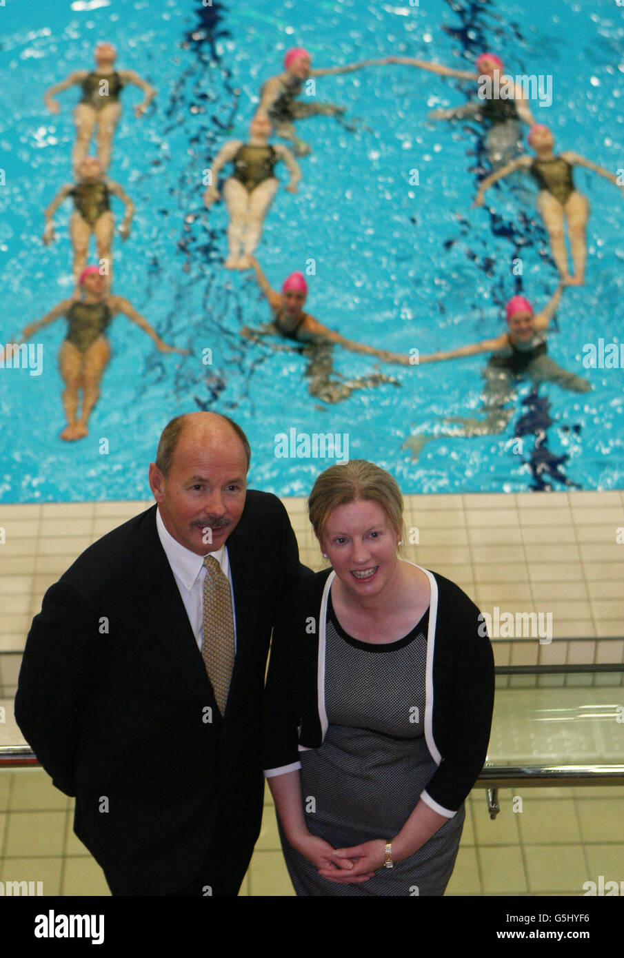 Der schottische Minister für die Commonwealth Games Shona Robinson und der Olympiasieger David Wilkie starten den Legacy 2014 Active Places Fund, der Teil des Commonwealth Games-Vermächtnisses ist, im Commonwealth Pool in Edinburgh. Stockfoto