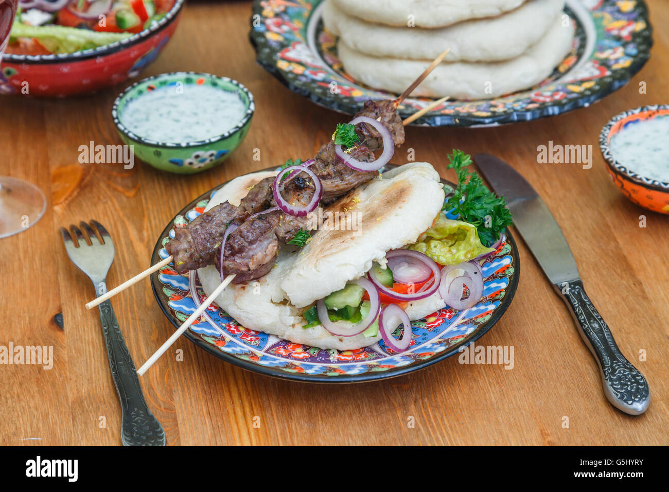 Lamm-Kebab auf einem traditionellen griechischen Teller. Stockfoto