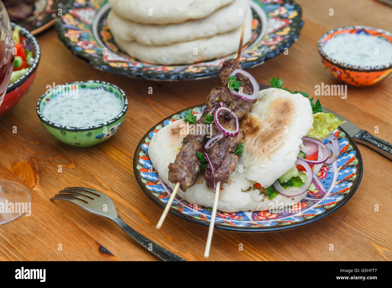 Lamm-Kebab auf einem traditionellen griechischen Teller. Stockfoto