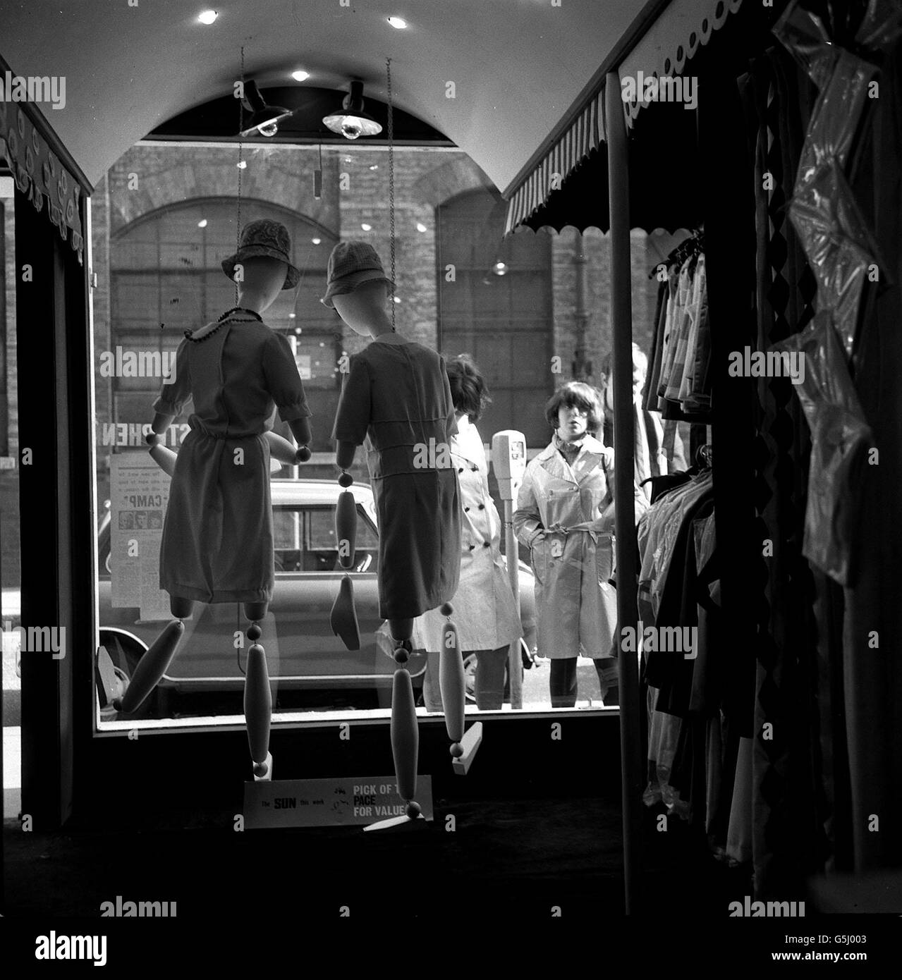 SWINGING LONDON: Einkäufer halten inne und schauen sich die Schaufenster in einem der modischen Geschäfte an der Londoner Carnaby Street an. Stockfoto