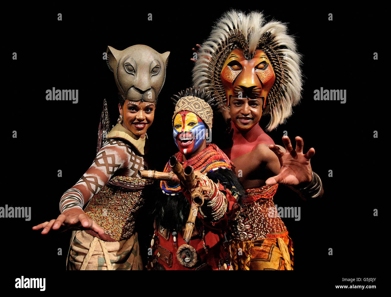 L-R Melina M'Poy (Nala) Gugwana Dlamini (Rafiki) und Johnathan Andrew Hume As (Simba) beim Start des Lion King Musicals im Project Arts Centre in Dublin. Stockfoto