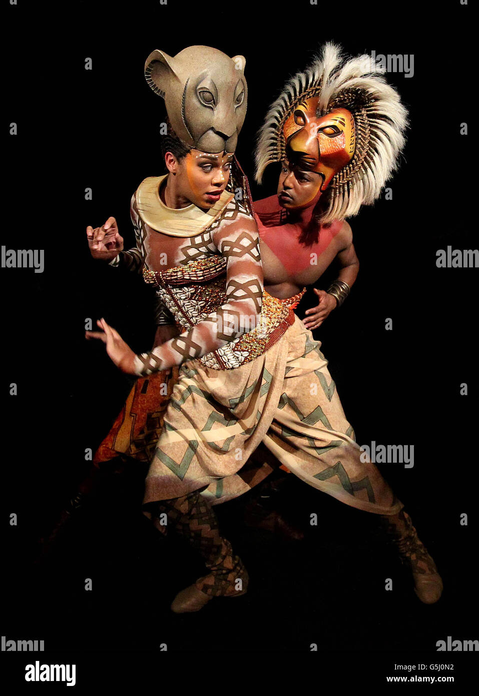 L-R Melina M'Poy (Nala) und Johnathan Andrew Hume As (Simba), aufgenommen bei der Vorstellung des Lion King Musicals im Project Arts Center in Dublin. Stockfoto