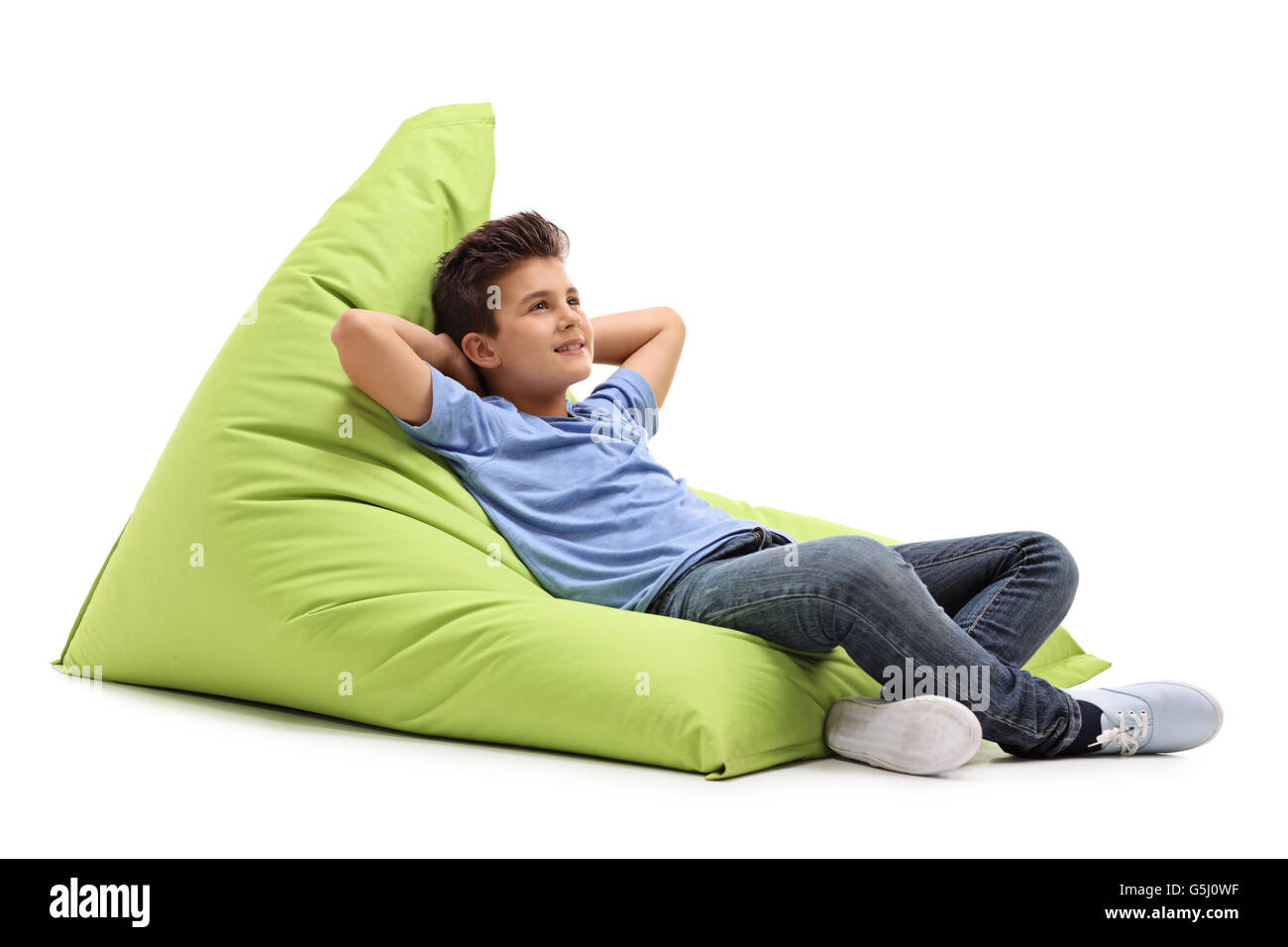 Entspannte junge Verlegung auf eine angenehm grüne Sitzsack isoliert auf weißem Hintergrund Stockfoto