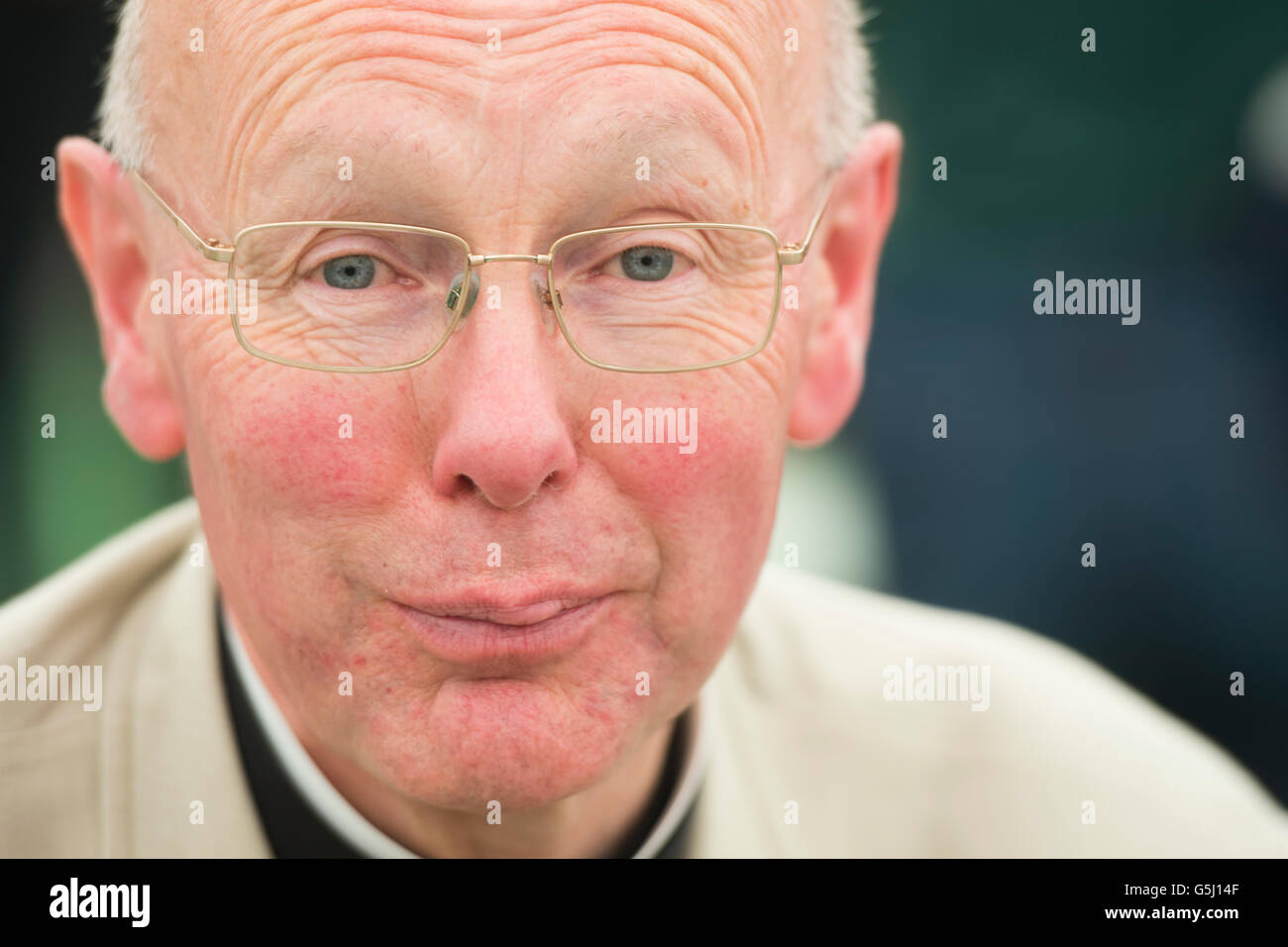 Michael Tavinor, Dean of Hereford, Autor 'Schreine der Heiligen in England und Wales'.   Das Hay-Festival der Literatur und der Künste, Hay on Wye, Powys, Wales UK, 3. Juni 2016 Stockfoto