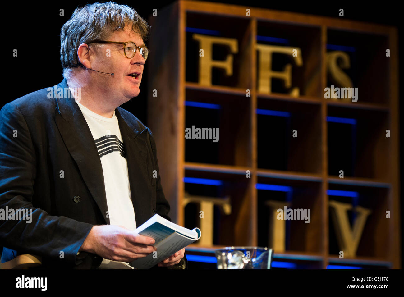 James Runcie, britischer Autor, Dokumentarfilmer, Fernsehproduzent und Drehbuchautor und Dramatiker. Er ist Inbetriebnahme Editor für Kunst auf BBC Radio 4, ein Fellow der Royal Society of Literature und Gastprofessor an der Bath Spa University The Hay Festival of Literature und Kunst, Hay on Wye, Powys, Wales UK, 3. Juni 2016 Stockfoto