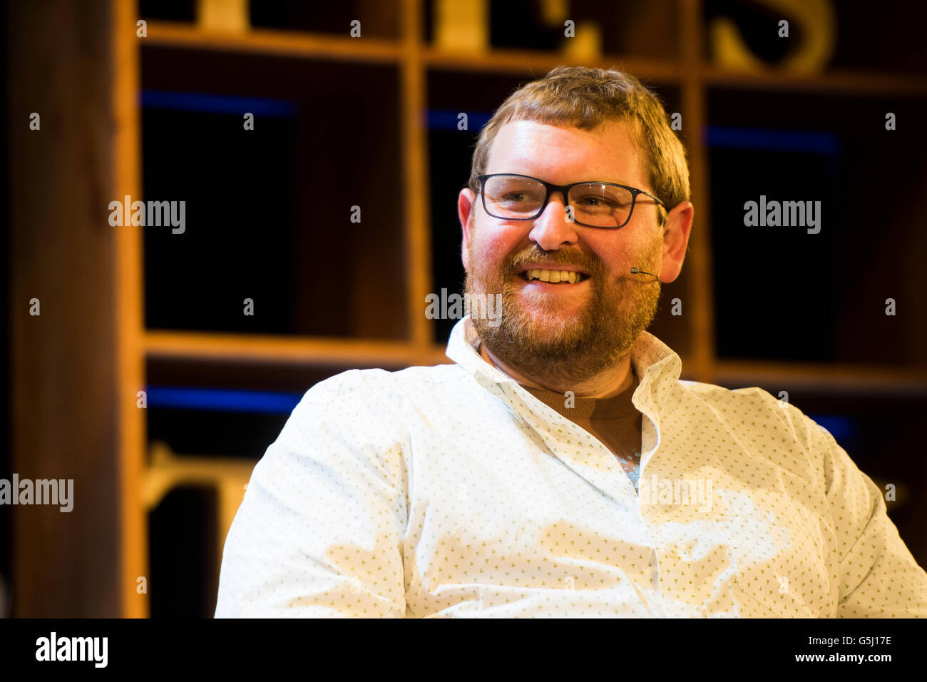 Illtud Llyr Dunsford, Handwerker-Zubereiter, Besitzer des "Charcutier" Wurst-Hersteller, mit Sitz in Carmarthenshire, West Wales Landwirtschaft mit einen Unterschied (Event 352) The Hay Festival of Literature und Kunst, Hay on Wye, Powys, Wales UK, 3. Juni 2016 Stockfoto