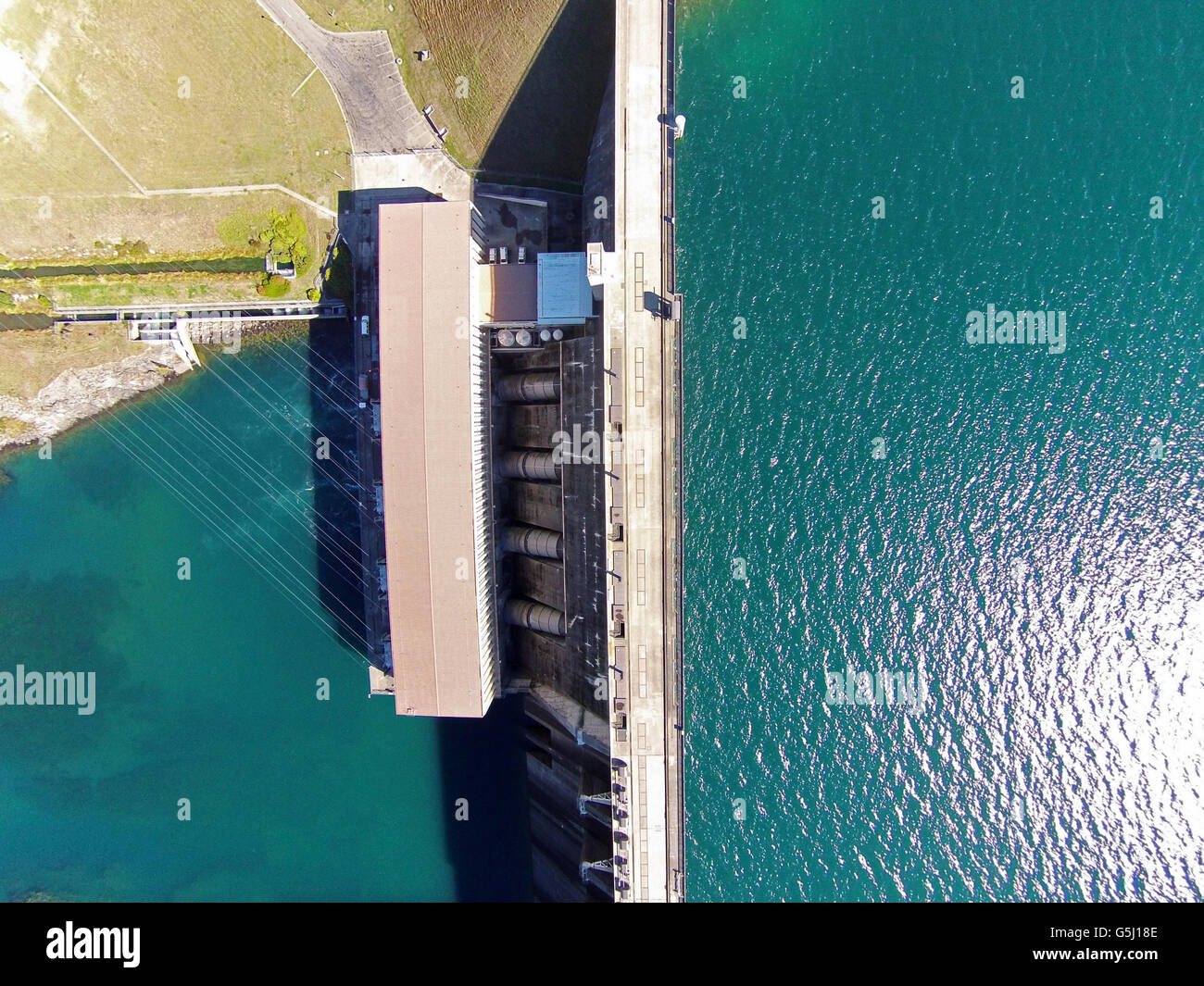 Lake Aviemore, Aviemore Dam und Lake Waitaki (unter dam), Waitaki Valley, North Otago, Südinsel, Neuseeland - Luftbild Drohne Stockfoto