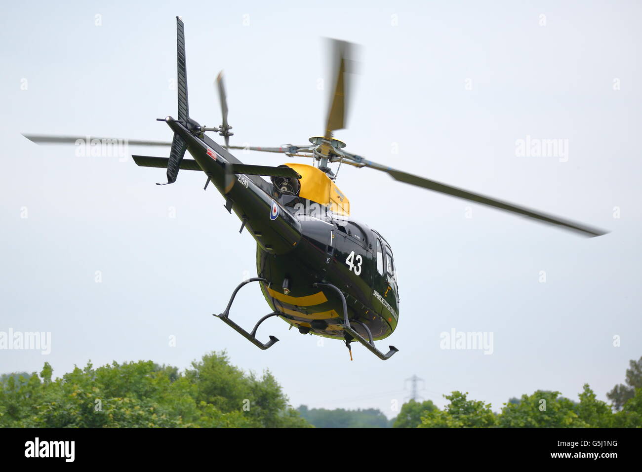 Ein Eurocopter AS.350BB ZJ243 fliegen in RAF Cosford während der jährlichen Air Show Stockfoto