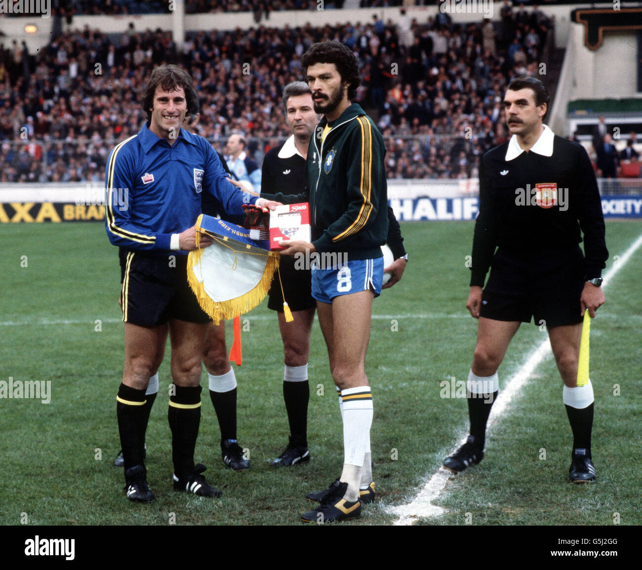 1981: England Captain Ray Clemence schüttelt sich vor dem Fußball-Nationalspieler in Wembley mit dem bärtigen Sokrates, Kapitän von Brasilien, die Hände. Stockfoto