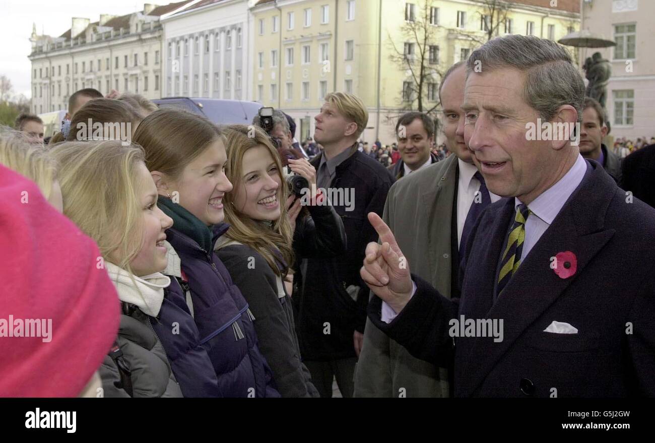 Der Prinz von Wales spricht mit Jugendlichen, während er durch die Stadt Tartu in Estland tourte. Der Prinz kam in der 2. Stadt Estlands an und wird weiter reisen, um eine Tour durch Litauen zu beginnen, die in der Hauptstadt Vilnius beginnt. Stockfoto