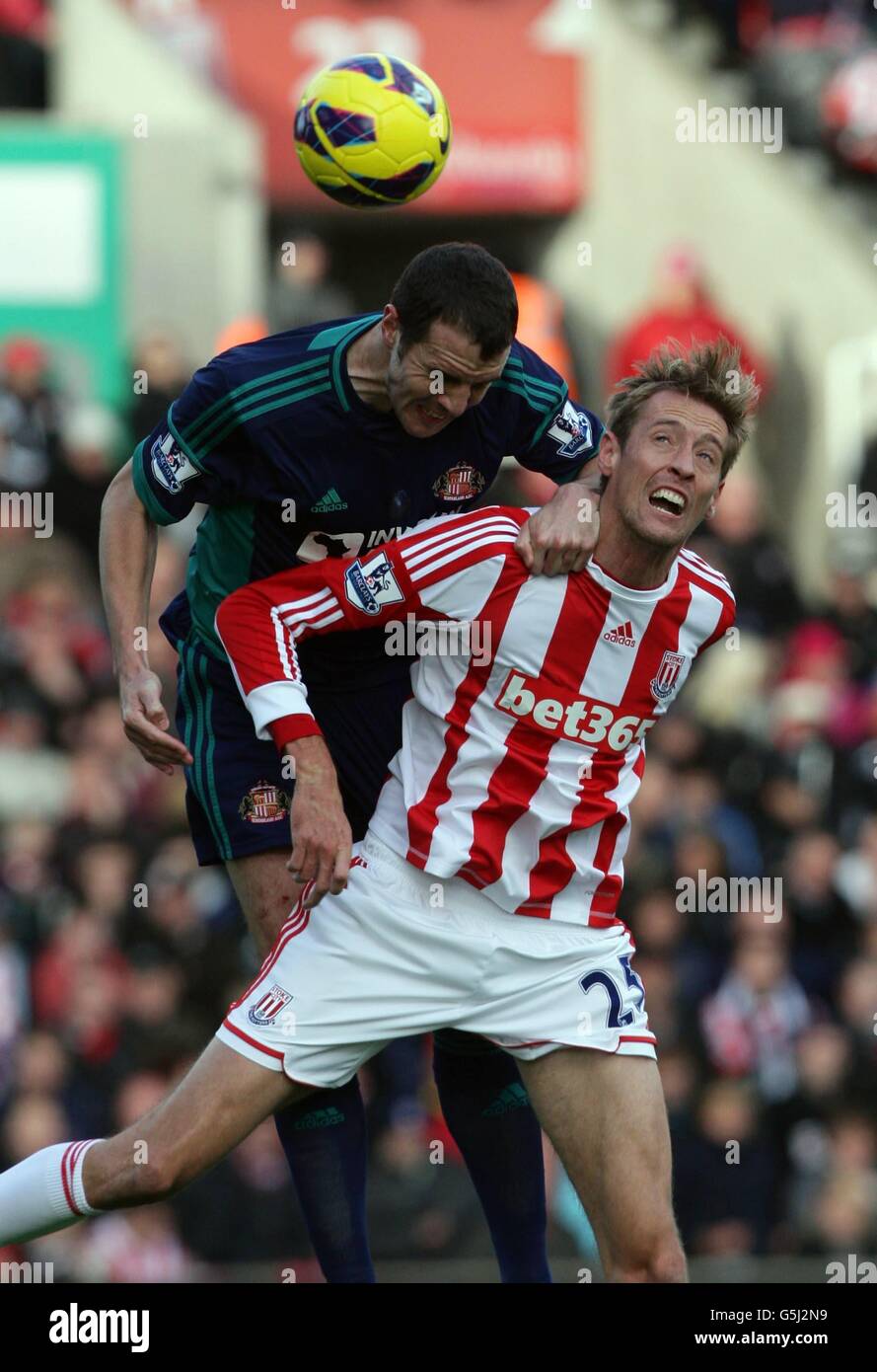 Peter Crouch (rechts) von Stoke City und John O'Shea von Sunderland kämpfen während des Spiels der Barclays Premier League im Britannia Stadium in Stoke um den Besitz. Stockfoto