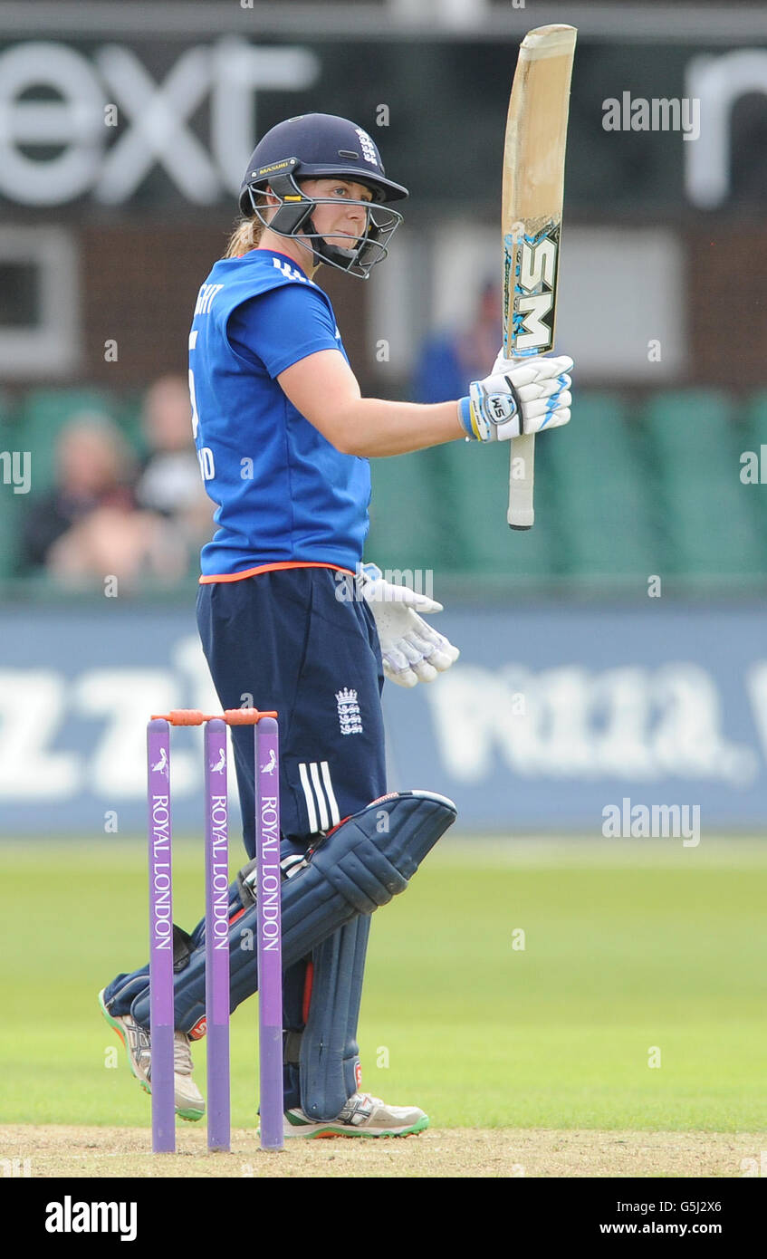 Englands Heather Knight feiert nach dem Erreichen eines halben Jahrhunderts während des Royal London One Day International Spiels auf dem Fischer County Ground, Leicester. DRÜCKEN SIE VERBANDSFOTO. Bilddatum: Dienstag, 21. Juni 2016. Siehe PA Geschichte CRICKET England Frauen. Das Foto sollte lauten: Rui Vieira/PA Wire. Stockfoto