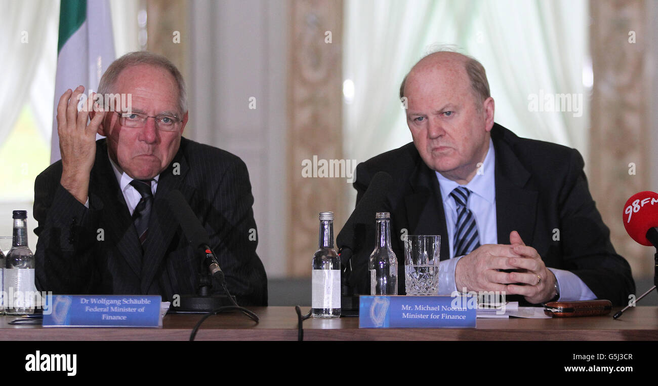 Der deutsche Finanzminister Wolfgang Schauble und der irische Finanzminister Michael Noonan halten heute eine Pressekonferenz im Farmleigh House in Dublin ab. Stockfoto