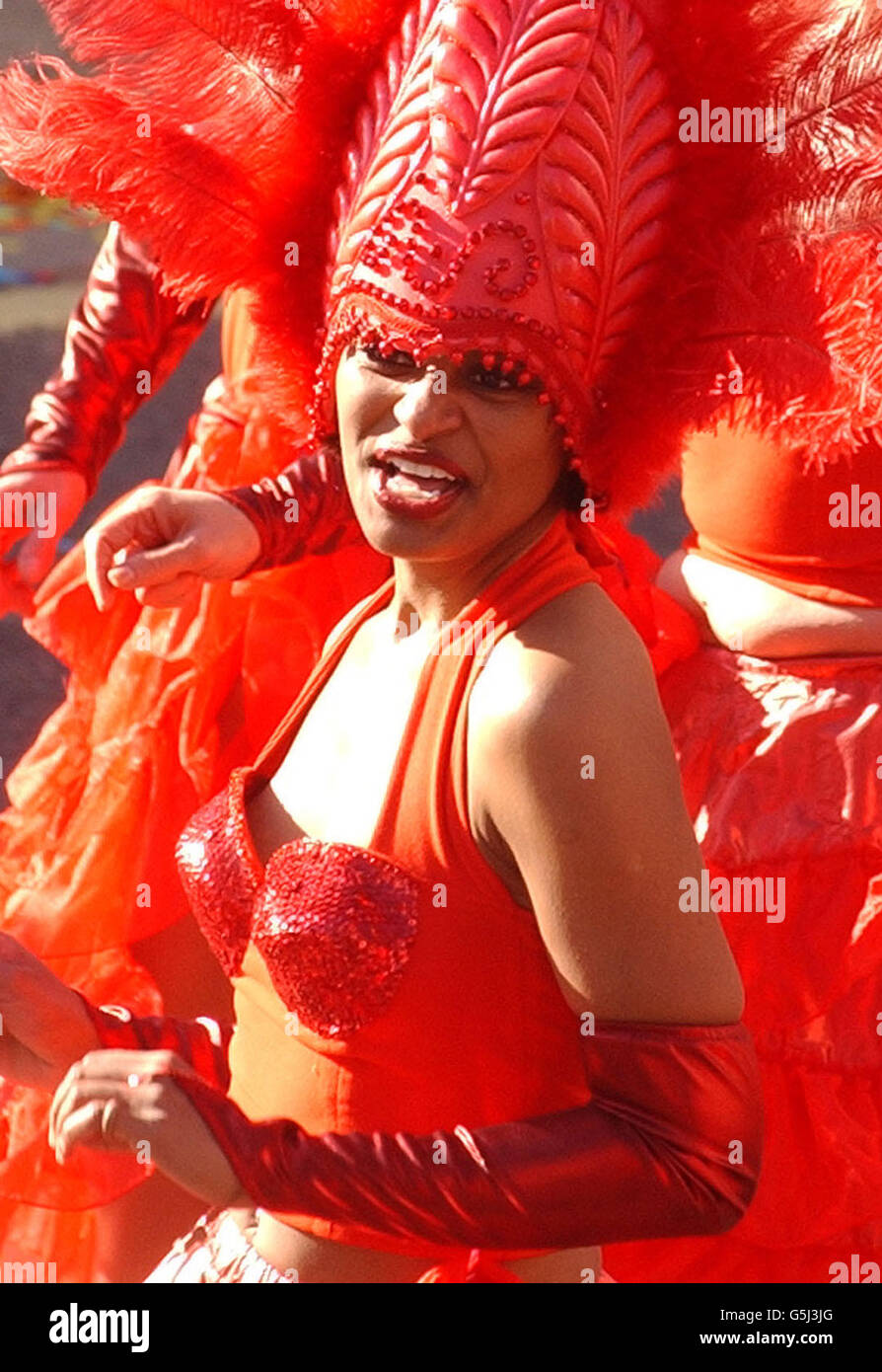Eine Tänzerin nimmt an der Lord Mayor Show Teil, wenn sie an der Guildhall in der City of London vorbeikommt. Mehr als 7,000 Personen, darunter 2,000 Servicemitarbeiter, nahmen an der zweieinhalb Meilen langen Parade Teil, bei der Alderman Michael Oliver zur Wahl ins Amt kam. * ... als Oberbürgermeister der City of London. Die Veranstaltung, die auf das Jahr 1215 zurückgeht, bot auch 200 Pferde, 20 Bands, 60 Wagen, 21 militärische Ausstellungen und einen vorbeifliegende RAF, als die Prozession von Guildhall zu den Royal Courts of Justice in the Strand aufmarschierte. Siehe PA Geschichte POLITIK Oberbürgermeister. PA Foto: Kirsty Wigglesworth Stockfoto