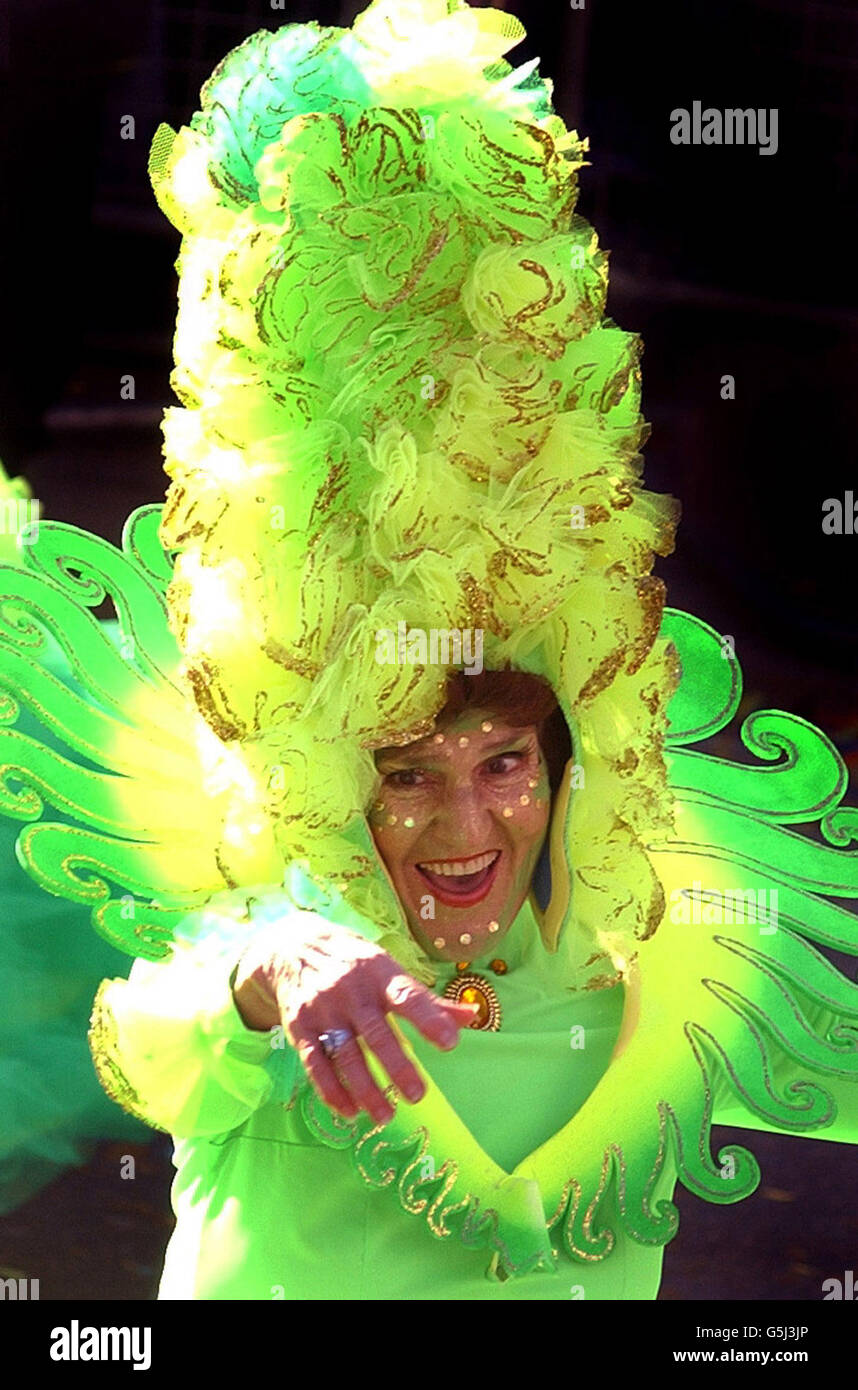 Eine Tänzerin nimmt an der Lord Mayor Show Teil, wenn sie an der Guildhall in der City of London1 vorbeikommt. Mehr als 7,000 Personen, darunter 2,000 Servicemitarbeiter, nahmen an der zweieinhalb Meilen langen Parade Teil, bei der Alderman Michael Oliver zur Wahl ins Amt kam. * .... als 674. Oberbürgermeister der City of London. Die Veranstaltung, die auf das Jahr 1215 zurückgeht, bot auch 200 Pferde, 20 Bands, 60 Wagen, 21 militärische Ausstellungen und einen vorbeifliegende RAF, als die Prozession von Guildhall zu den Royal Courts of Justice in the Strand aufmarschierte. Stockfoto