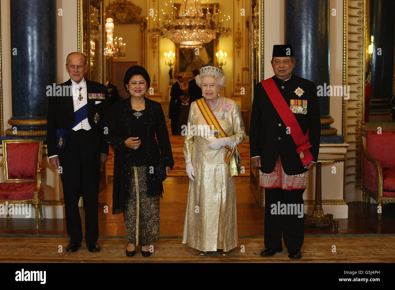 Der indonesische Präsident Susilo Bambang Yudhoyono und seine Frau Ani Bambang Yudhoyono posieren für ein Foto mit Königin Elizabeth II. Und dem Herzog von Edinburgh im Music Room des Buckingham Palace, London, Vor einem Staatsbankett zu ihren Ehren am ersten Tag seines Staatsbesuchs in Großbritannien. Stockfoto