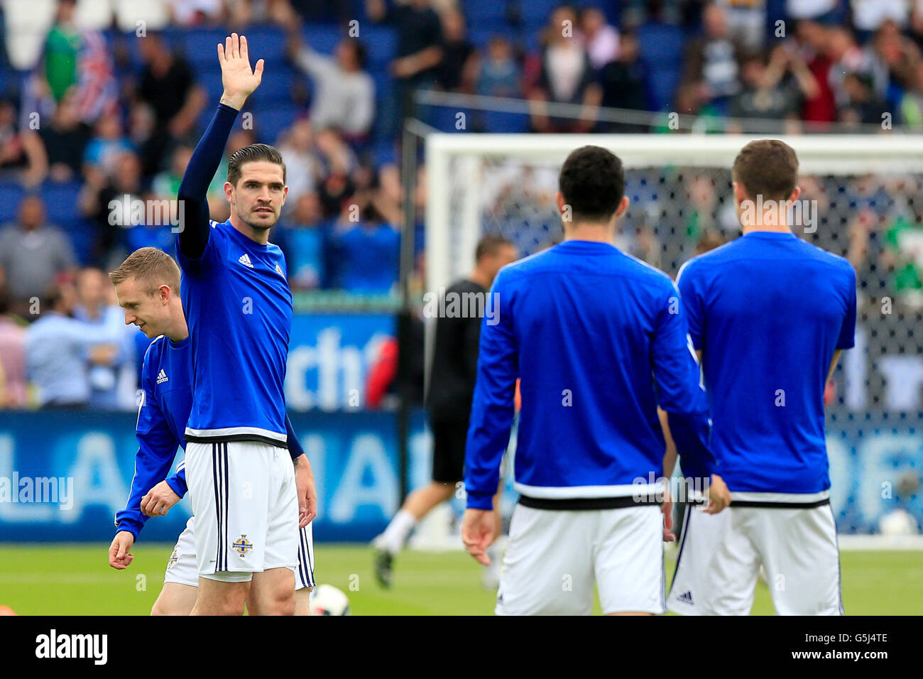 Northern Ireland Kyle Lafferty (links) erkennt die Fans vor dem Spiel während der UEFA Euro 2016, Gruppe C Spiel im Parc Des Princes in Paris. PRESSEVERBAND Foto. Bild Datum: Dienstag, 21. Juni 2016. Finden Sie unter PA Geschichte Fußball N Irland. Bildnachweis sollte lauten: Jonathan Brady/PA Wire. Einschränkungen: Verwendung Beschränkungen unterworfen. Nur zur redaktionellen Verwendung. Buch und Zeitschrift Vertrieb zugelassenen bietet nicht nur gewidmet ein Team/Spieler/Partie. Keine kommerzielle Nutzung. Rufen Sie + 44 (0) 1158 447447 für weitere Informationen. Stockfoto