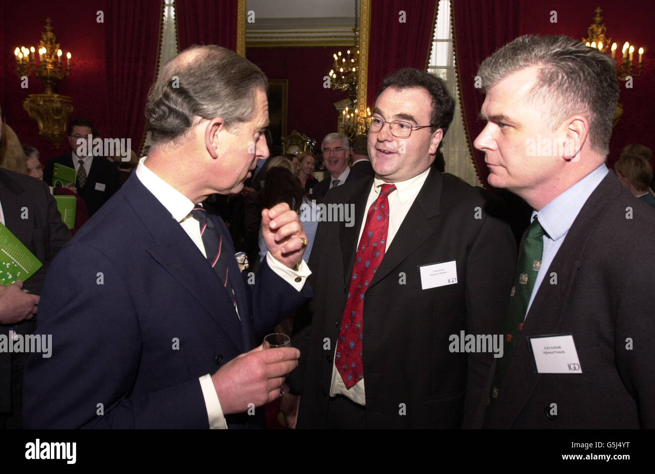 Der Prinz von Wales mit Tom Wood (links) und Alex Albone im St. James's Palace, London, wo er den Local Sourcing Guide für ländliche Geschäfte lancierte. * der Prinz warnte vor den Sicherheitsauswirkungen in diesen „gefährlichen Zeiten“, sich auf den Weltmarkt für Lebensmittel zu verlassen. Er drängte die Supermärkte, mehr lokale Produkte zu kaufen und sagte, es wäre „absoluter Wahnsinn“, die nationale Sicherheit zu opfern, indem man Lebensmittel aus dem Ausland kauft, nur weil es bequemer sei. Stockfoto