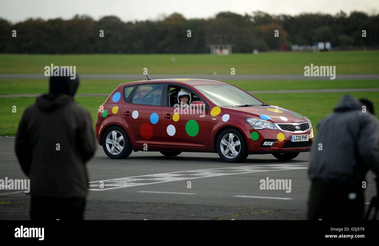 Die BBC Newsreader Fiona Bruce nimmt während einer BBC Children in Need-Ausgabe von Top Gear's „Star in a reasonably priced car“ auf die Strecke. Stockfoto