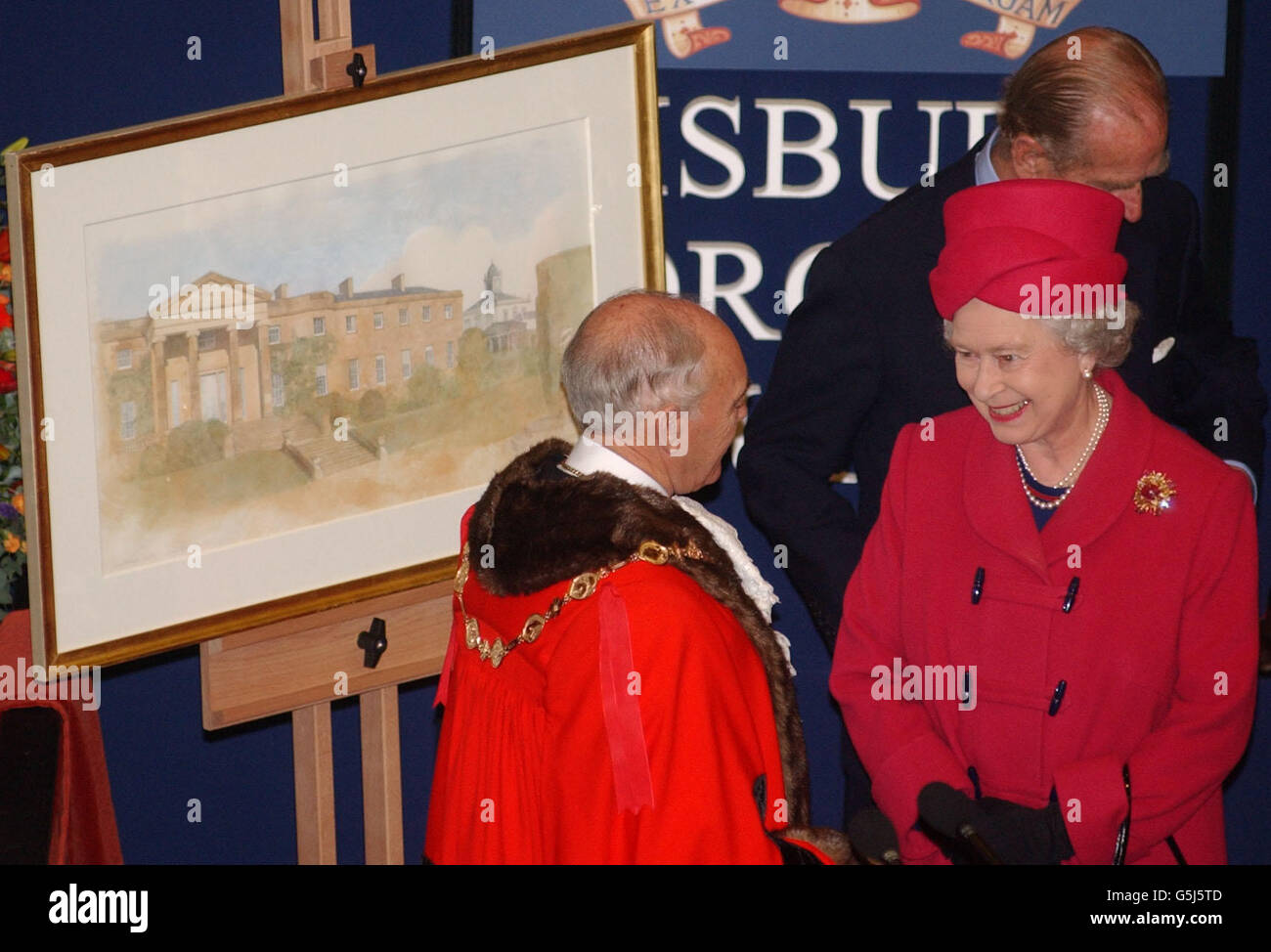 Die britische Königin Elizabeth II. Erhält ein Gemälde als Gedenkgeschenk von Jim Dillon, dem Bürgermeister von Lisburn, während eines Besuchs zur Eröffnung des Lagan Valley Island Complex in Lisburn in Nordirland. * zuvor hatte sie ein neues Bürgerzentrum im Stadtteil Waterside in Londonderry eröffnet und mit David Trimble, dem ersten Minister von Stormont, und anderen Politikern zu Mittag gegessen. Stockfoto