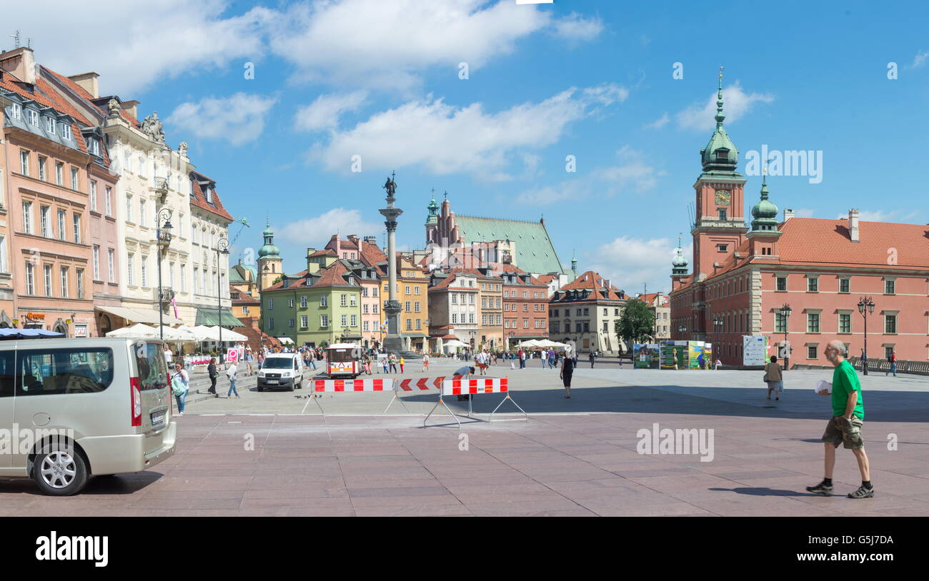 Warschau, Polen - Juni 16: Schlossplatz in Warschau Polen, mit einige Touristen an einem sonnigen Tag. Schlossplatz ist der Eingang der alten Stockfoto