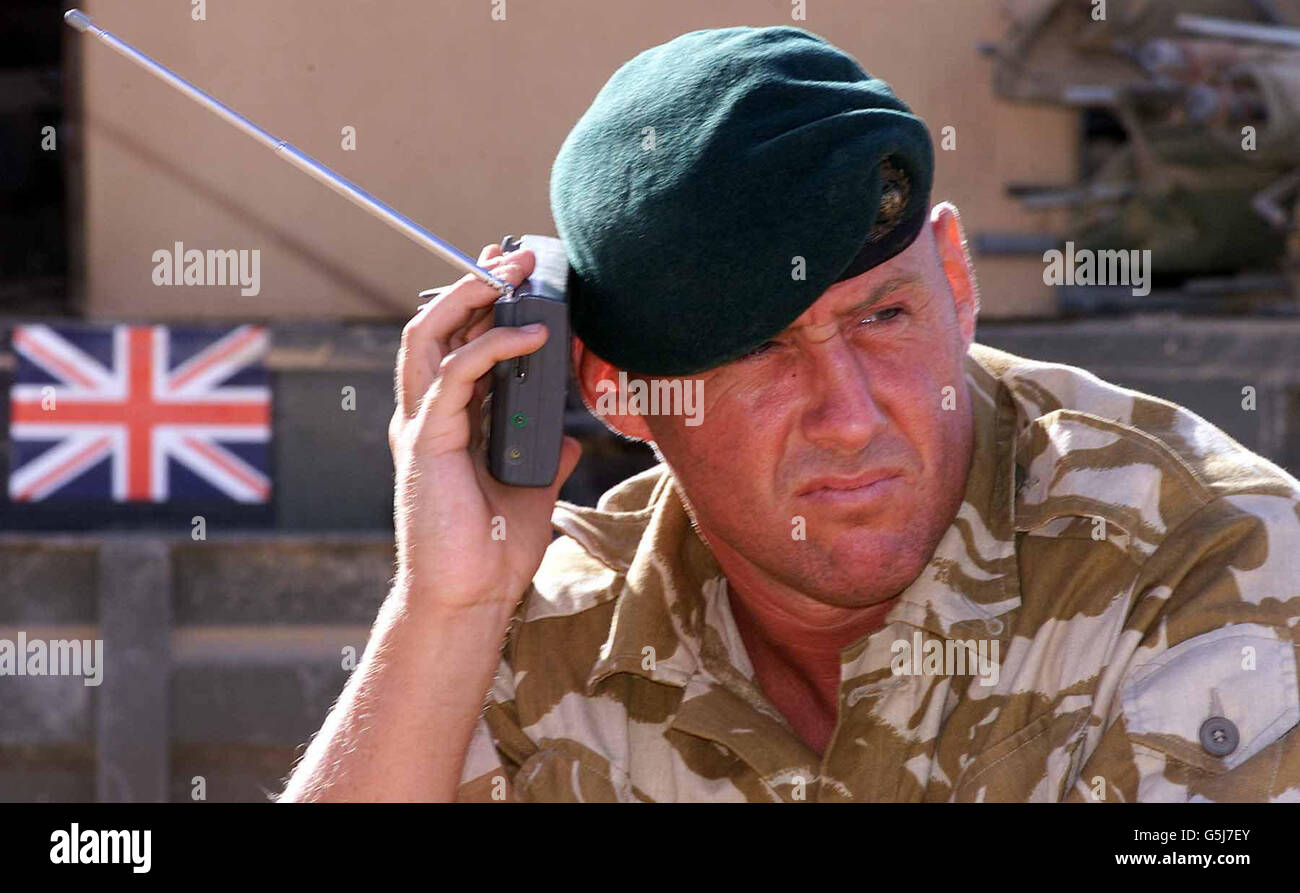 Royal Marine Sgt Paul Smitham aus Penzance, Cornwall hört BBC World Service in seinem Radio, als angekündigt wurde, dass 200 Royal Marines als Bodentruppen im von den USA geführten Krieg gegen den Terrorismus nach Afghanistan geschickt werden. Die Marine Commandos wurden im Camp Fairburn in der Wüste von Oman als Teil von Saif Sareea 2 trainiert. Stockfoto