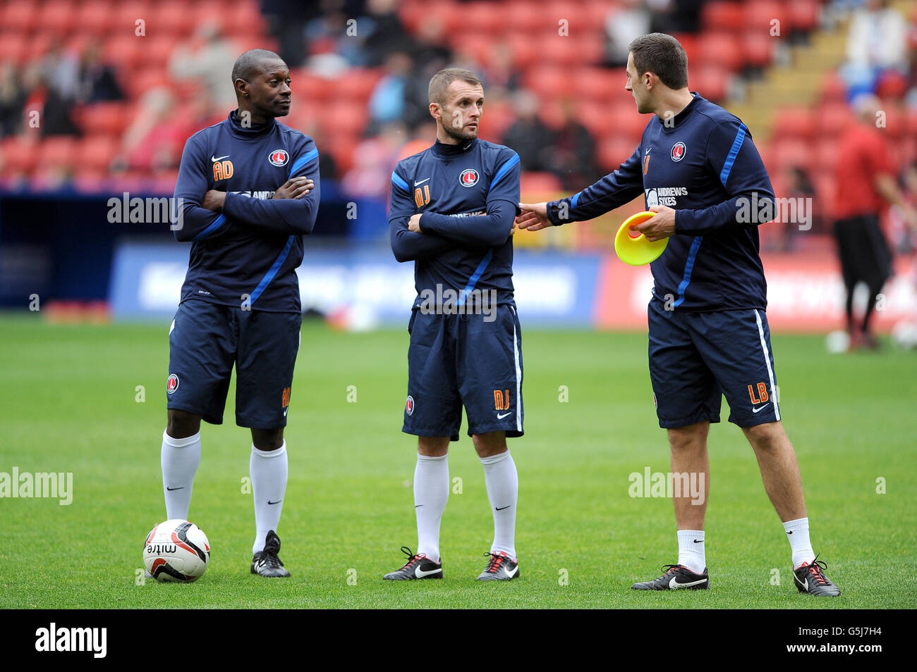 Charlton Athletic Assistenzmanager Alex Dyer, mit dem Senior Professional Development Coach Nathan Jones und dem Sportwissenschaftler Laurence Bloom (von links nach rechts) während des Aufwärmens Stockfoto