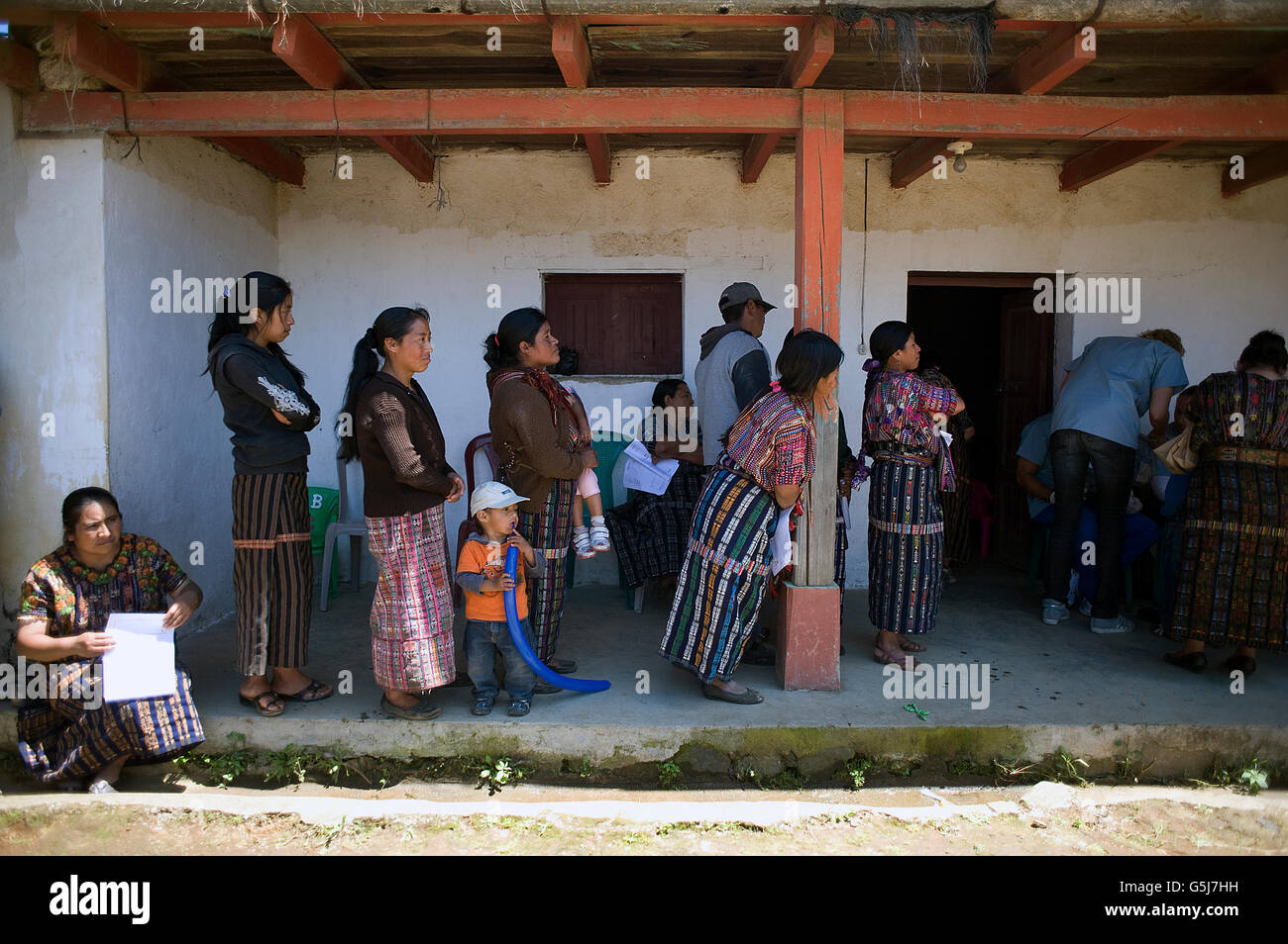 Maya Ureinwohner wartet in der Schlange vor der Klinik zur Verfügung gestellt von lokalen NPO in El Barranco in Solila, Guatemala. Stockfoto