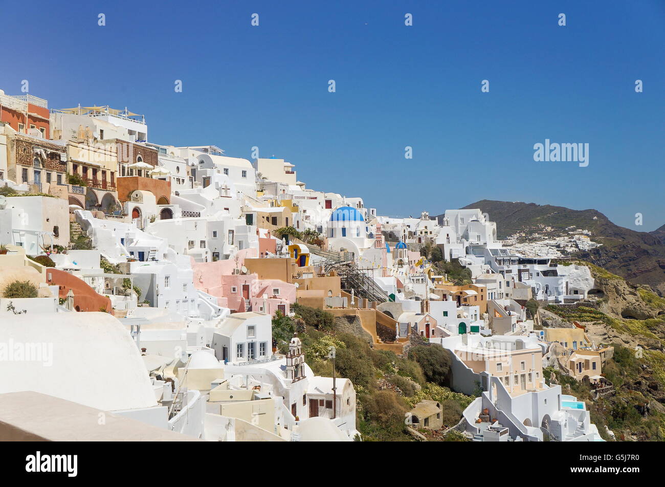 Blick auf die griechische Ägäis-Insel, Santorini, in den Sommertag, Griechenland Stockfoto