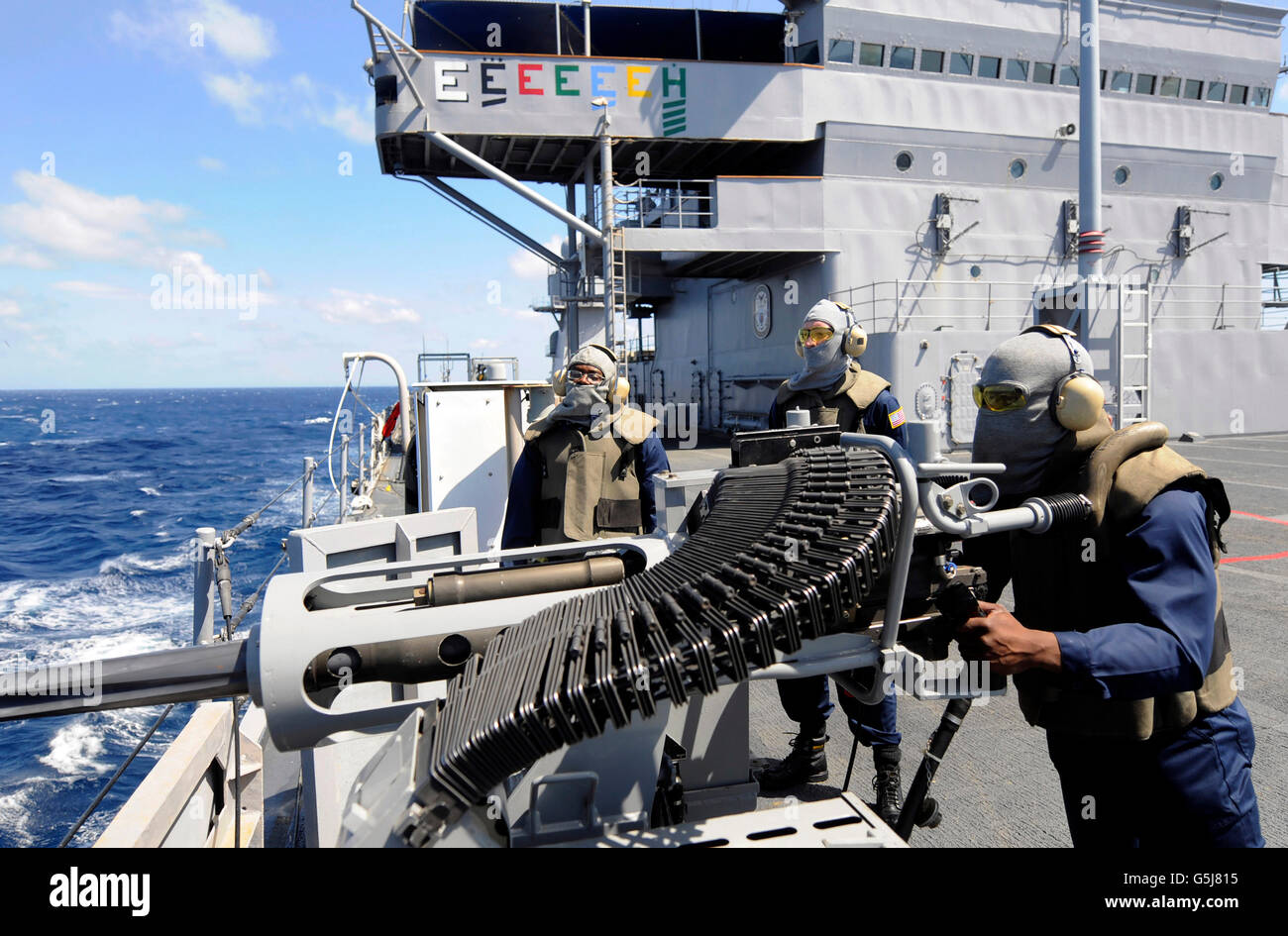 Gunner es Mate Besatzung ein 25-mm-Maschinengewehr an Bord der USS Blue Ridge. Stockfoto