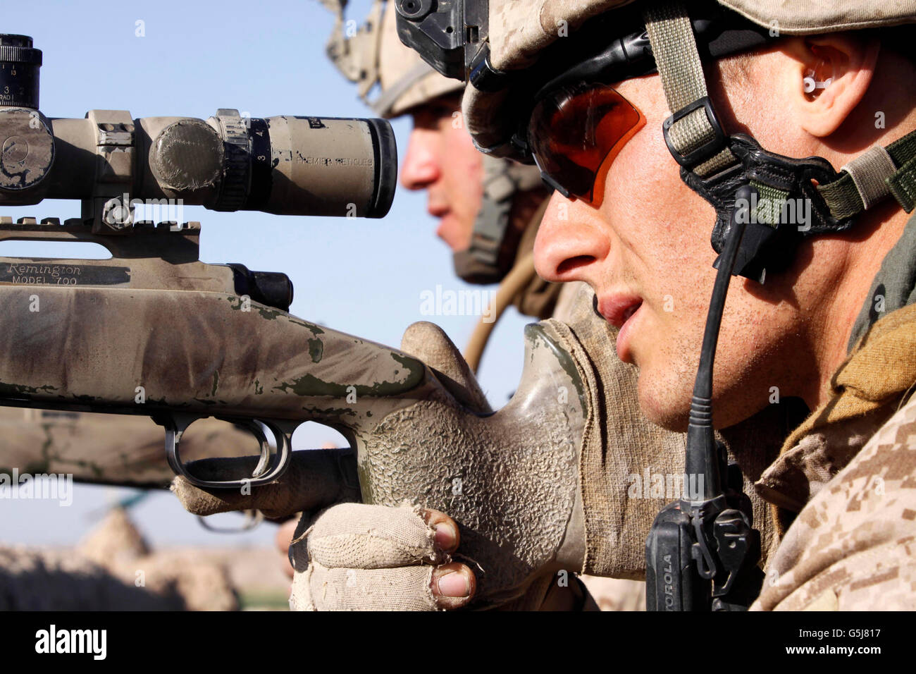 US-Marine Scout Sniper arbeiten zusammen, um Ziele zu identifizieren. Stockfoto