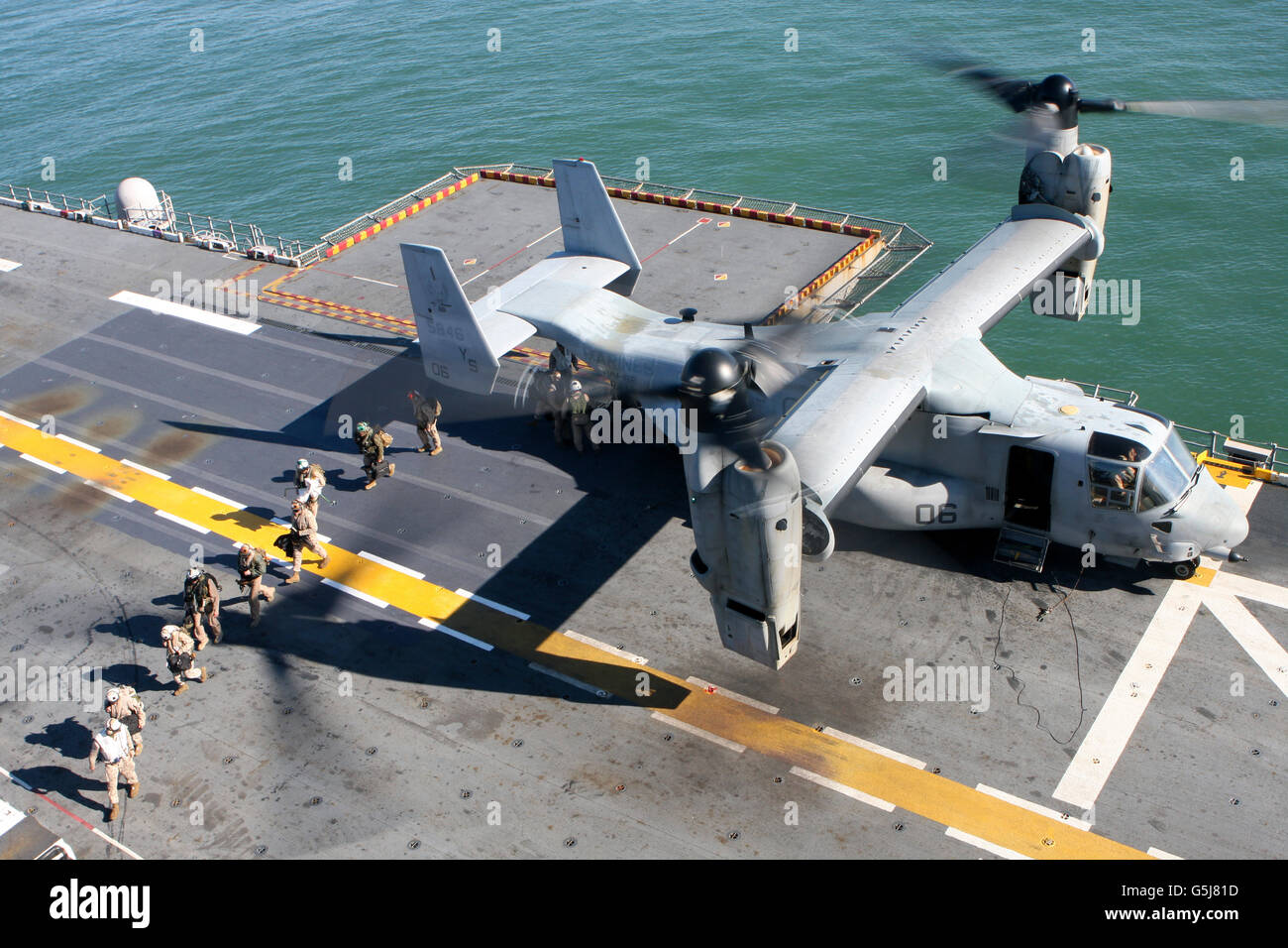 Ein MV-22 Osprey landet gekonnt auf dem Flugdeck der USS Nassau. Stockfoto