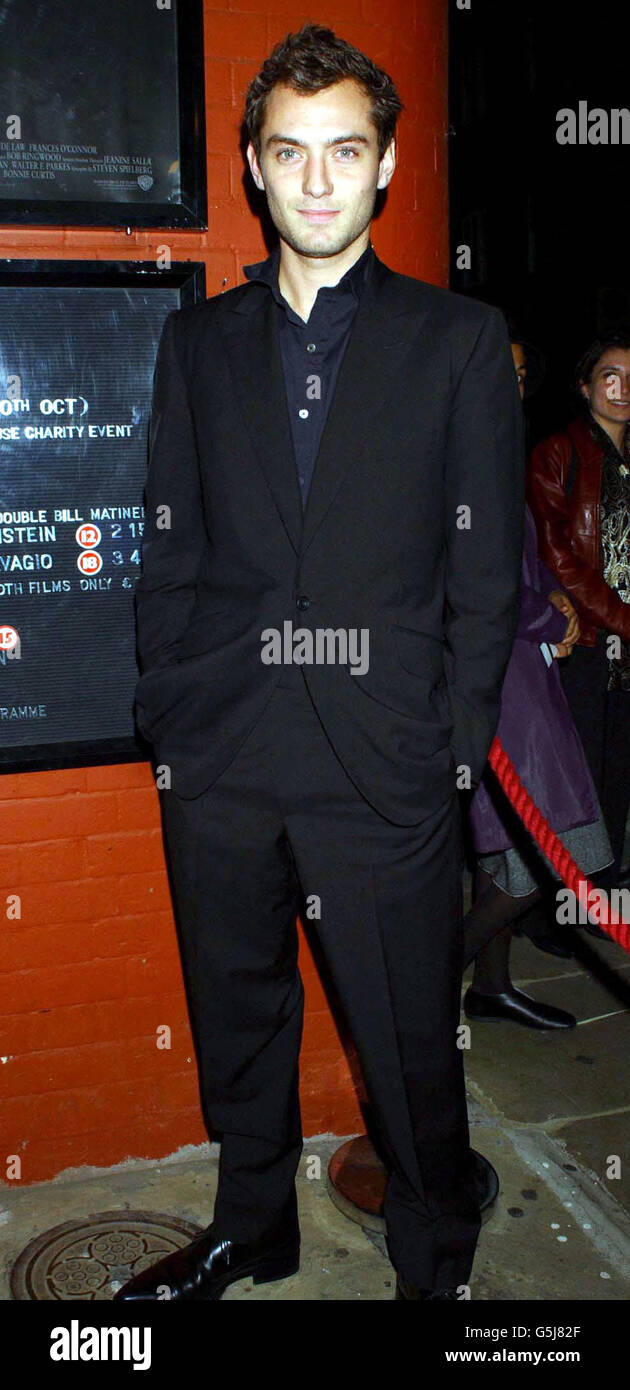 Schauspieler Jude Law, der im Film die Hauptrolle spielt, kommt zur  Promi-Vorfhrung des Films 'AI - Artificial Intelligence' im Everyman  Cinema in London Stockfotografie - Alamy
