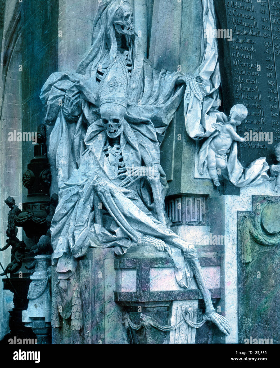 Memento Mori Im Münster Zu Salem. Skulpturen des Todes in der Nähe einer Gedenktafel an das Münster von Salem. Stockfoto