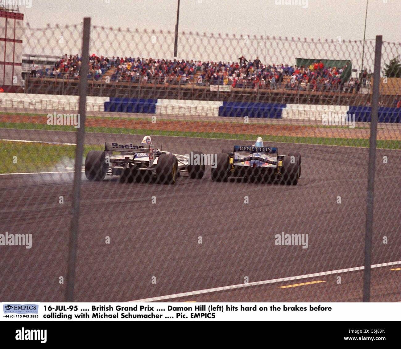 16-JUL-95. Großer Preis Von Großbritannien. Damon Hill (links) trifft hart auf die Bremsen, bevor er mit Michael Schumacher zusammenstößt Stockfoto