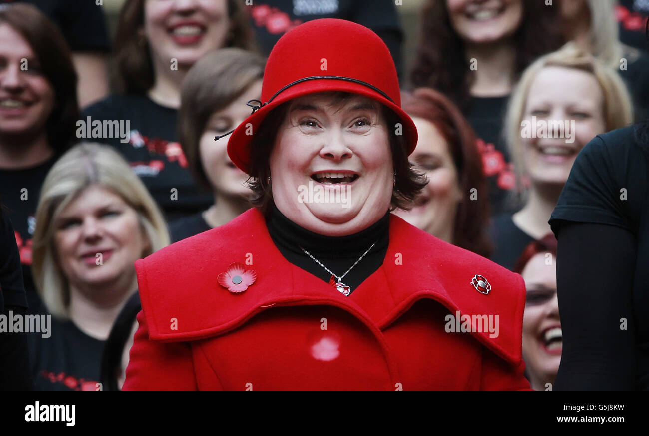 Die Sängerin Susan Boyle wird während der Vorstellung von Poppyscotland vor der Glasgow Royal Concert Hall in Schottland gezeigt. Stockfoto