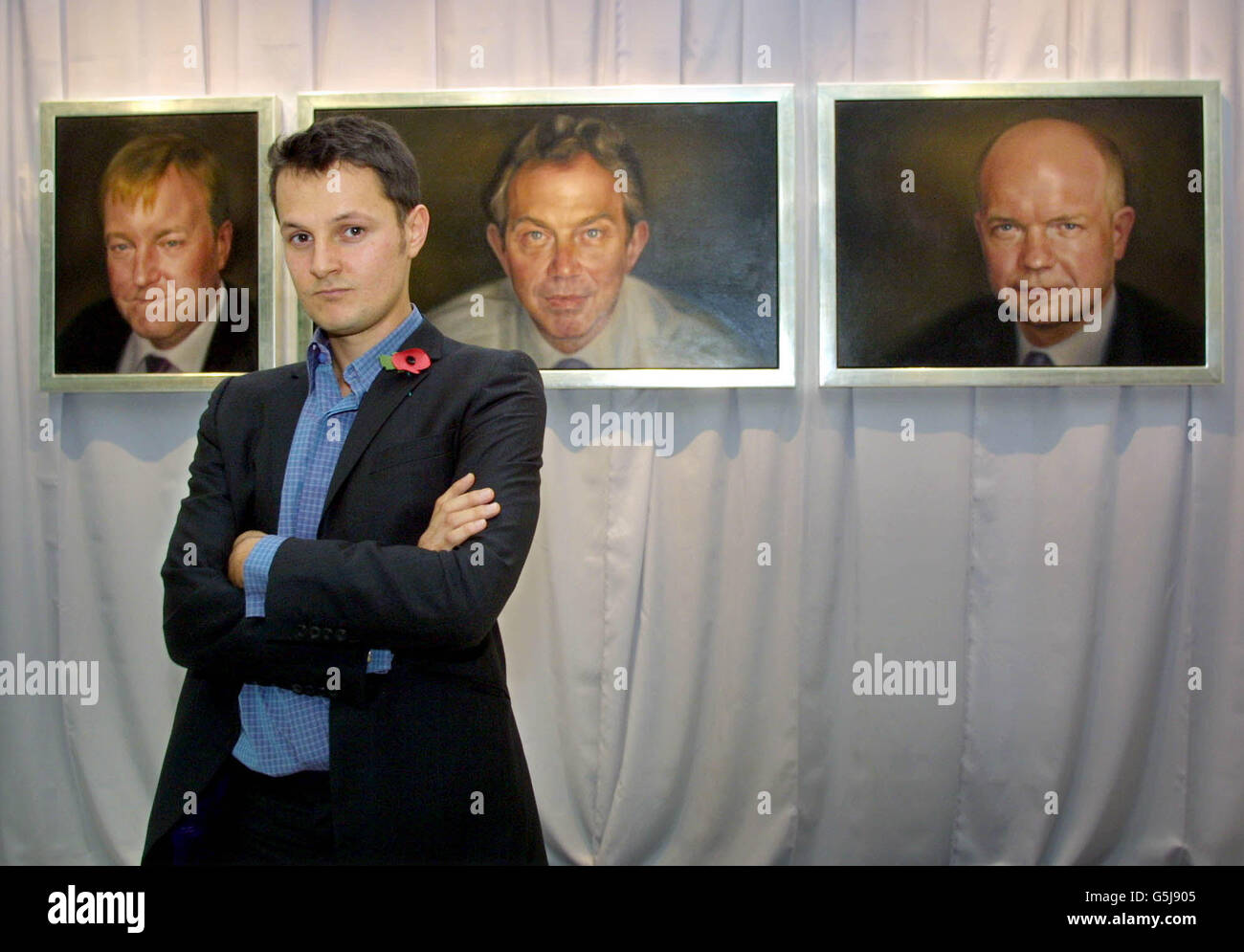 Der Künstler Jonathan Yeo steht vor seinen politischen Portraits (von links) des Parteiführers der Lib dem, Charles Kennedy, des britischen Premierministers Tony Blair und des ehemaligen Vorsitzenden der Konservativen Partei, William Hague, im Londoner Portcullis House. * Herr Yeo, der Sohn des Schattenkultursekretärs Tim Yeo, wurde vom Commons Works of Art Committee beauftragt, die Parteiführer in seinem Triptychon, das er "Proportional Representation" nannte, "am stärksten unter Druck" zu halten. Stockfoto