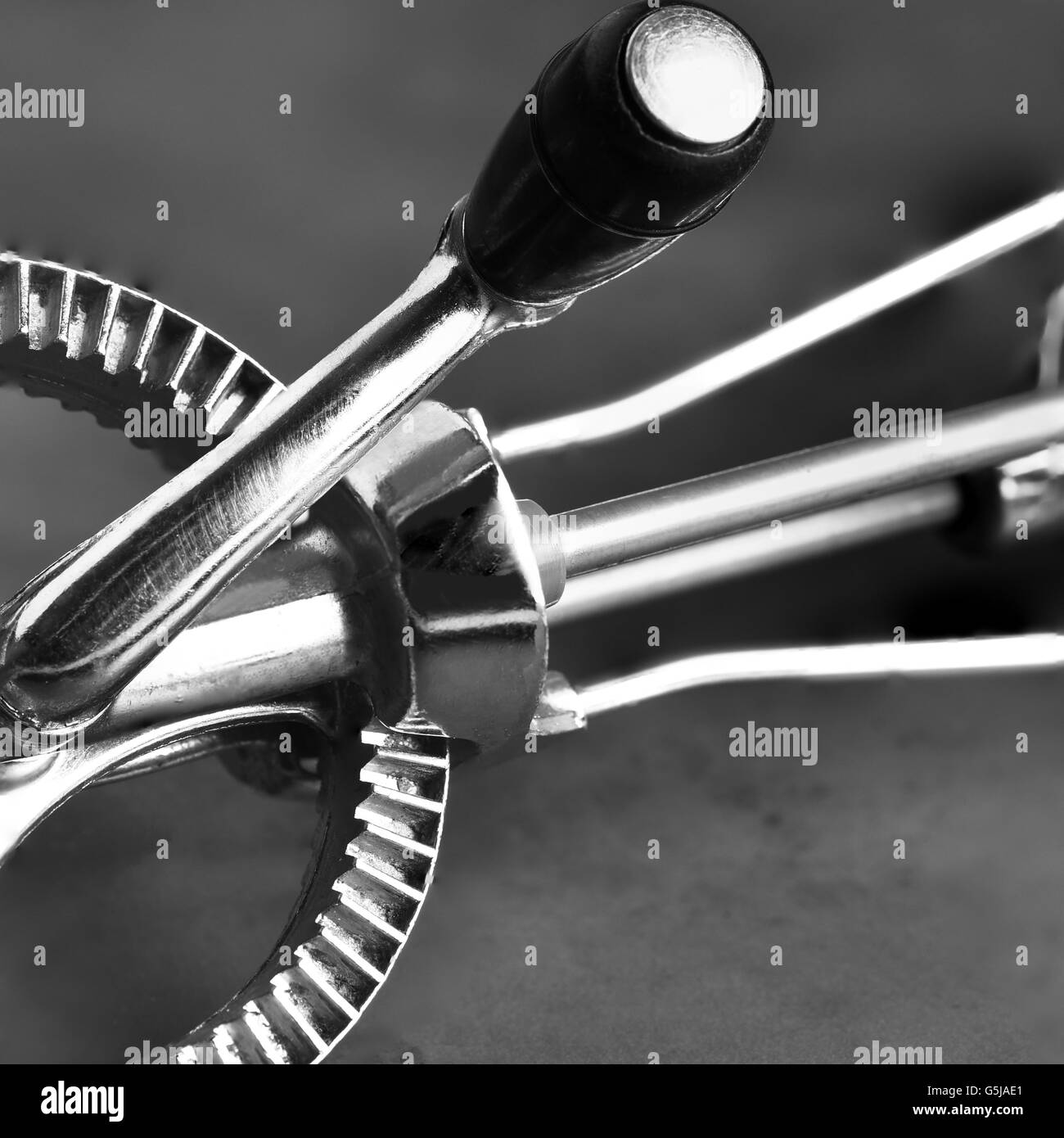 Nahaufnahme Detail von einem alten altmodischen Handmixer auf einer grauen Metalloberfläche. Stockfoto