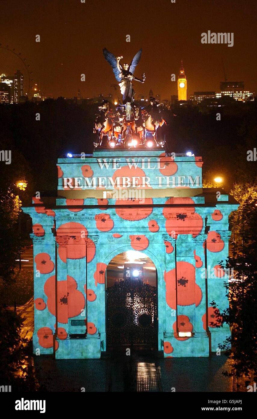 Mohnblumen blühen am Wellington Arch im Londoner Hyde Park. Vor dem Gedenktag wird Wellington Arch mit fallenden Mohnblumen beleuchtet, um den 80. Jahrestag des Mohn-Appells der Royal British Legion zu feiern. *...eines der berühmten Wahrzeichen Londons, Wellington Arch, wird eine spektakuläre Kulisse für die lebhaften roten Mohnblumen und die Botschaft "Wir werden sie erinnern" bieten, die jeden Abend von Dienstag, 6. November bis Samstag, 10. November 2001 auf das Denkmal projiziert wird. Stockfoto