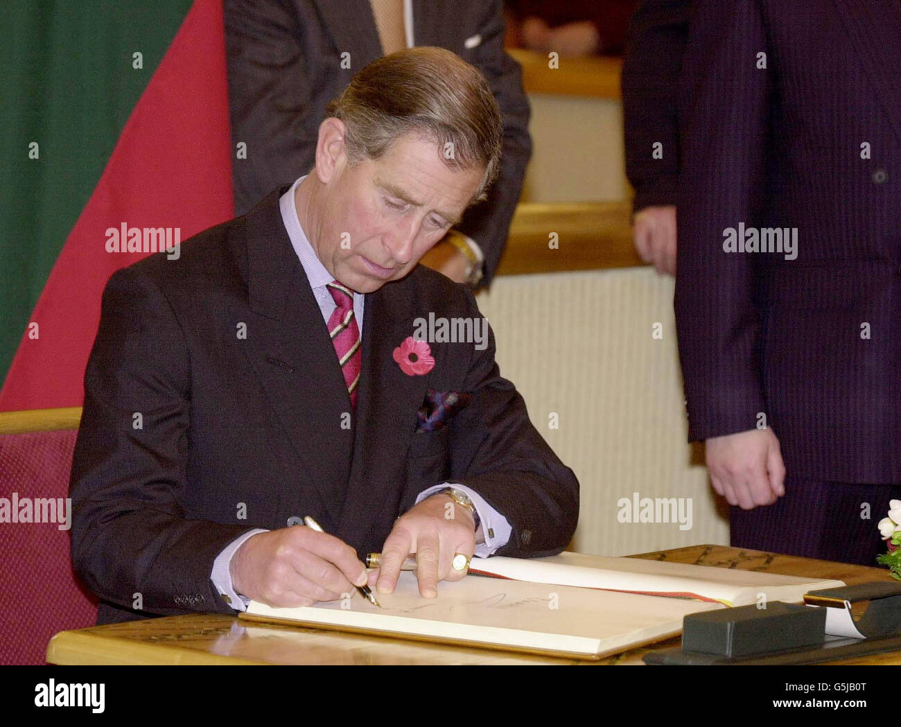 Der Prinz von Wales signiert das Besucherbuch im litauischen Parlament in der Hauptstadt Vilnius. Der Prinz verbrachte seinen zweiten Tag im baltischen Staat und wird nach Lettland weiterziehen, von wo er am 9/11/01 nach Hause fliegen wird. Stockfoto