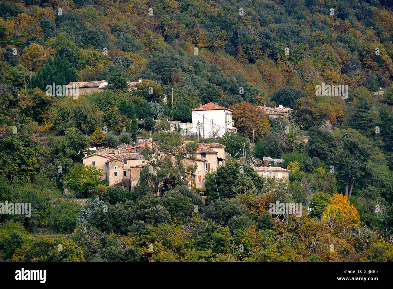Dorf, umgeben von Natur im Herzen der französischen Cevennen-Nationalpark im vollen Herbst Stockfoto