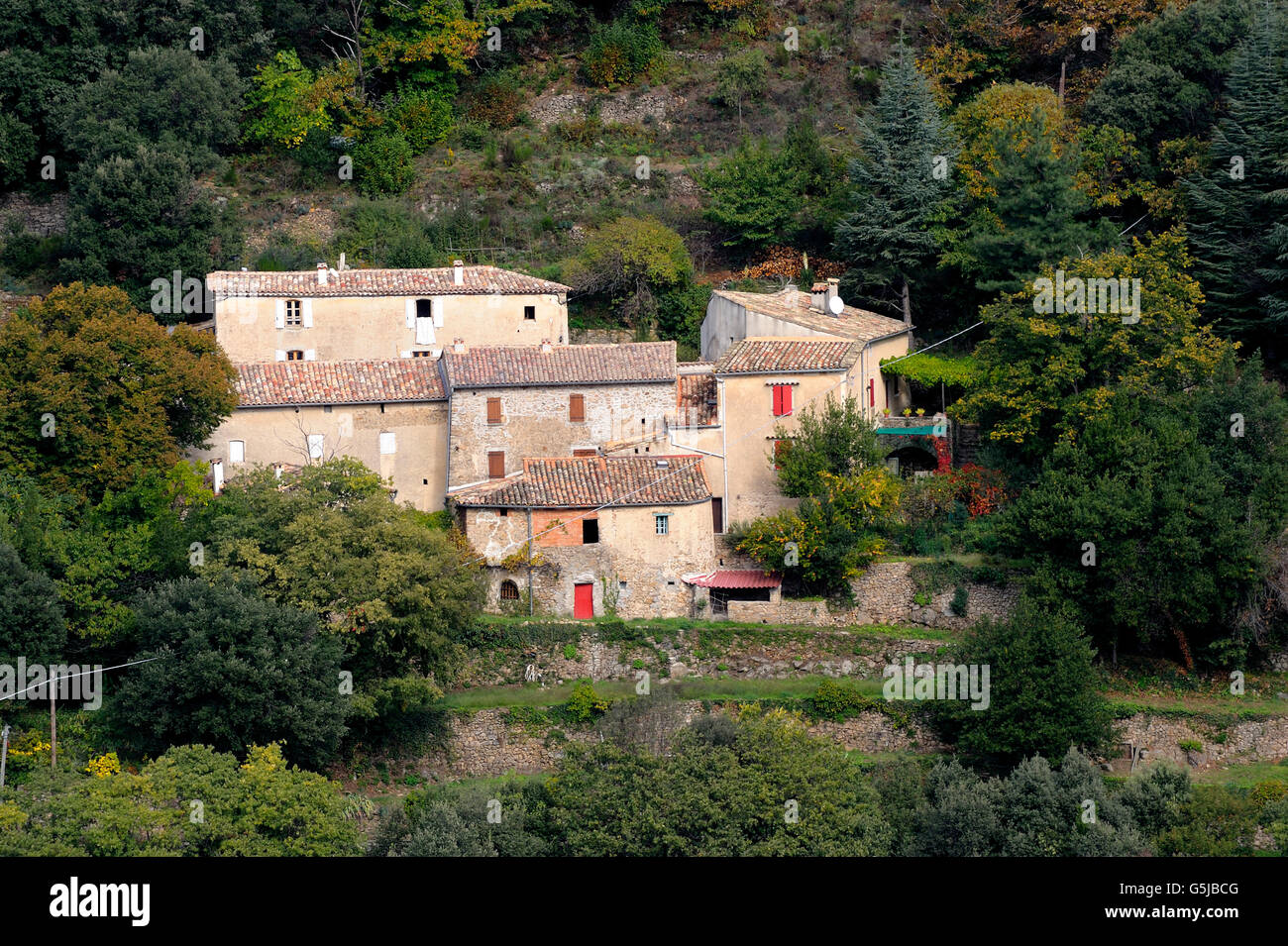 Dorf, umgeben von Natur im Herzen der französischen Cevennen-Nationalpark im vollen Herbst Stockfoto