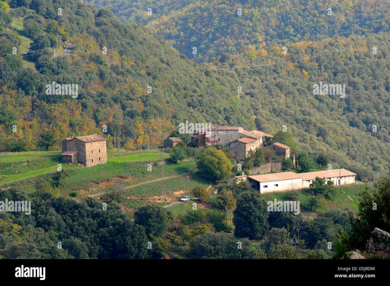 Dorf, umgeben von Natur im Herzen der französischen Cevennen-Nationalpark im vollen Herbst Stockfoto
