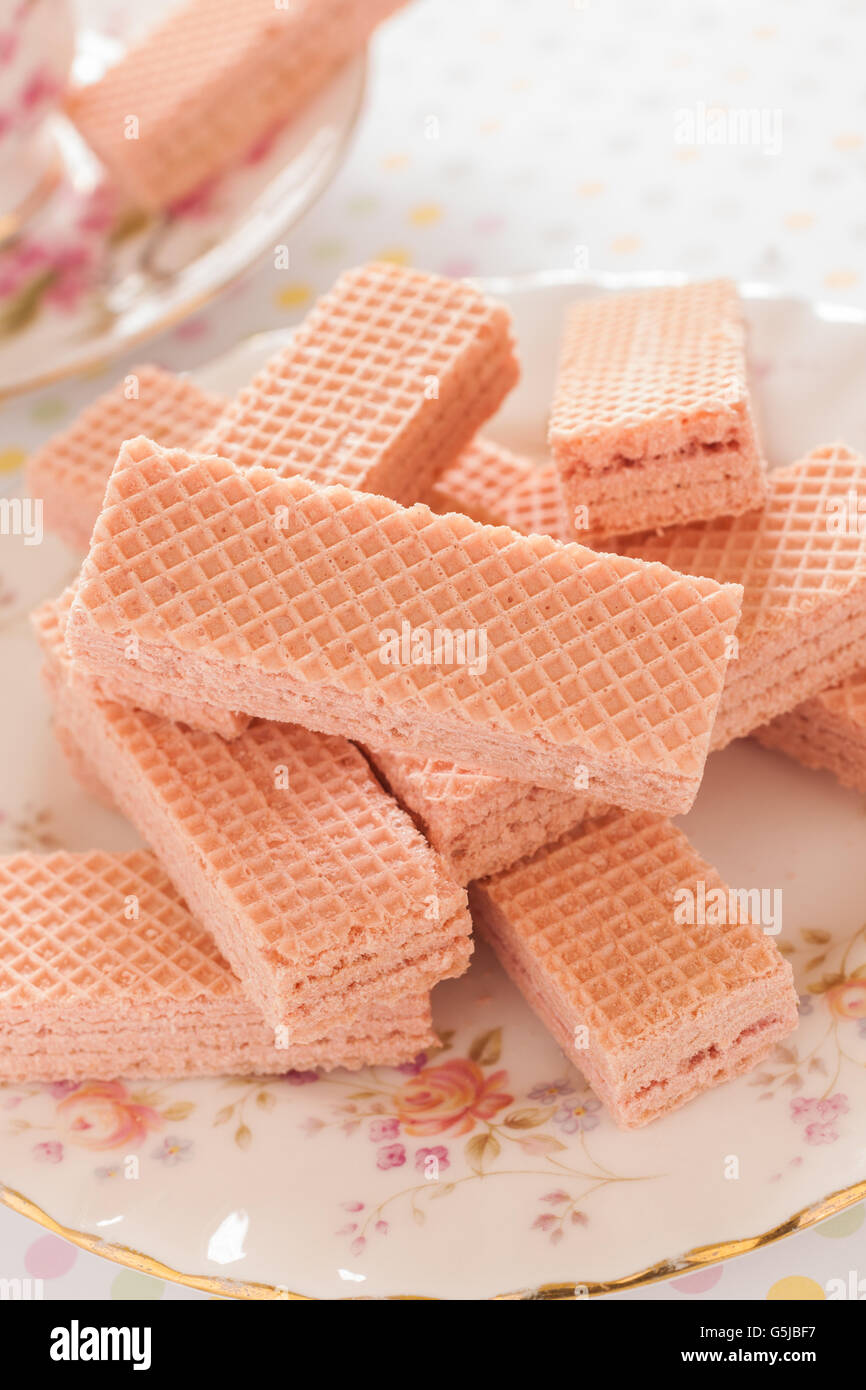 Rosa Wafer eine Creme gefüllte Wafer-Konfekt einen populären britischen Tee-Zeit-Keks Stockfoto