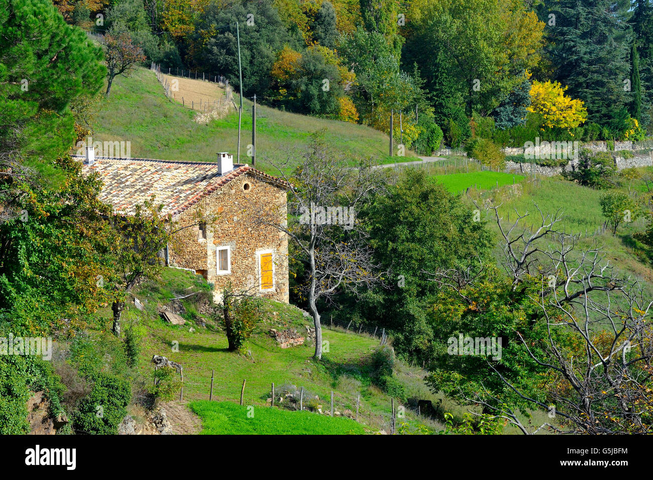 Dorf, umgeben von Natur im Herzen der französischen Cevennen-Nationalpark im vollen Herbst Stockfoto