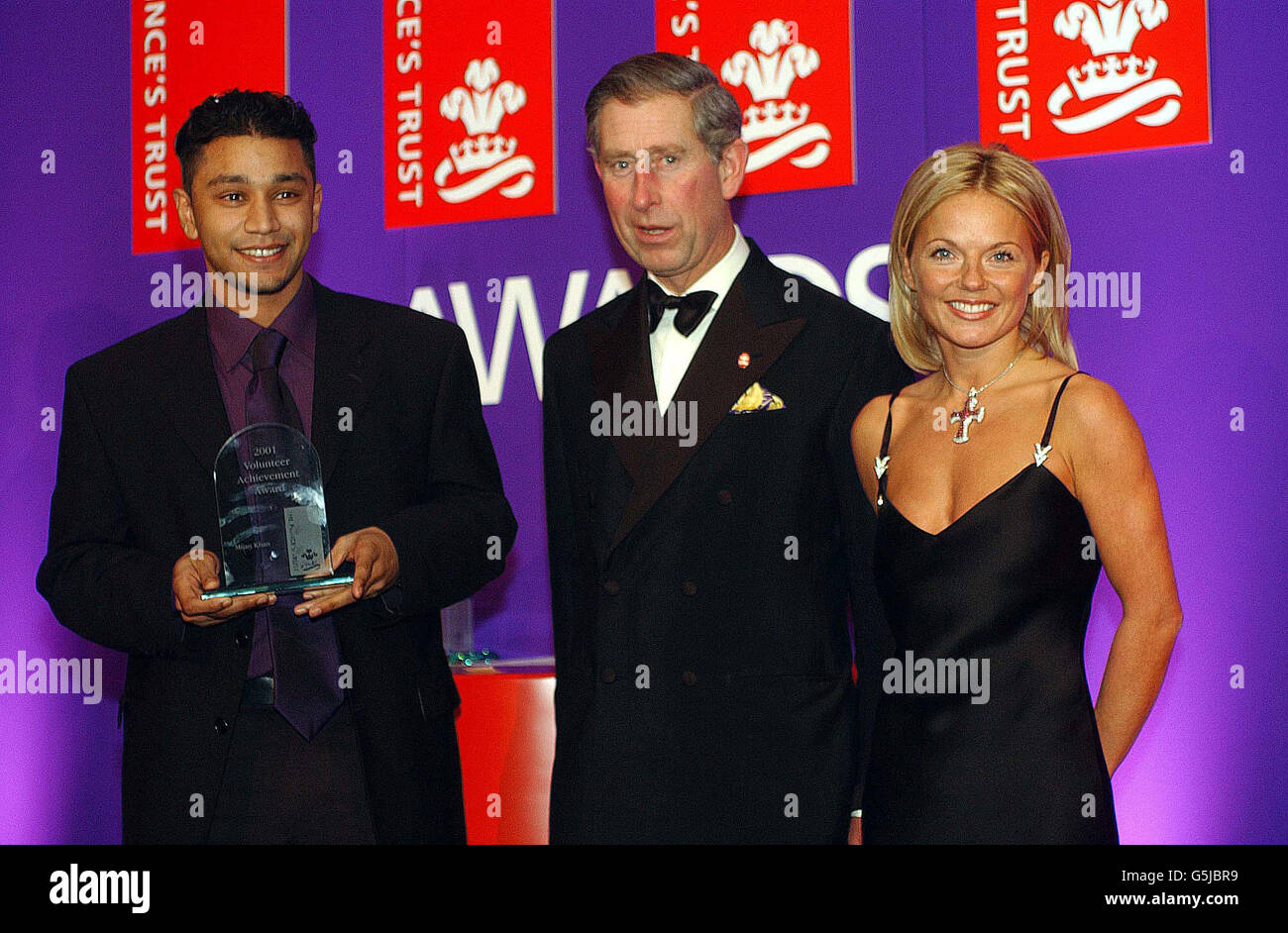 Mijan Khan (links) erhält bei der Verleihung des Prince's Trust Recognition Award im Villa Park Football Ground, Birmingham, seinen „Unemployed Volunteer Award“ von Prince of Wales und Geri Halliwell. Stockfoto