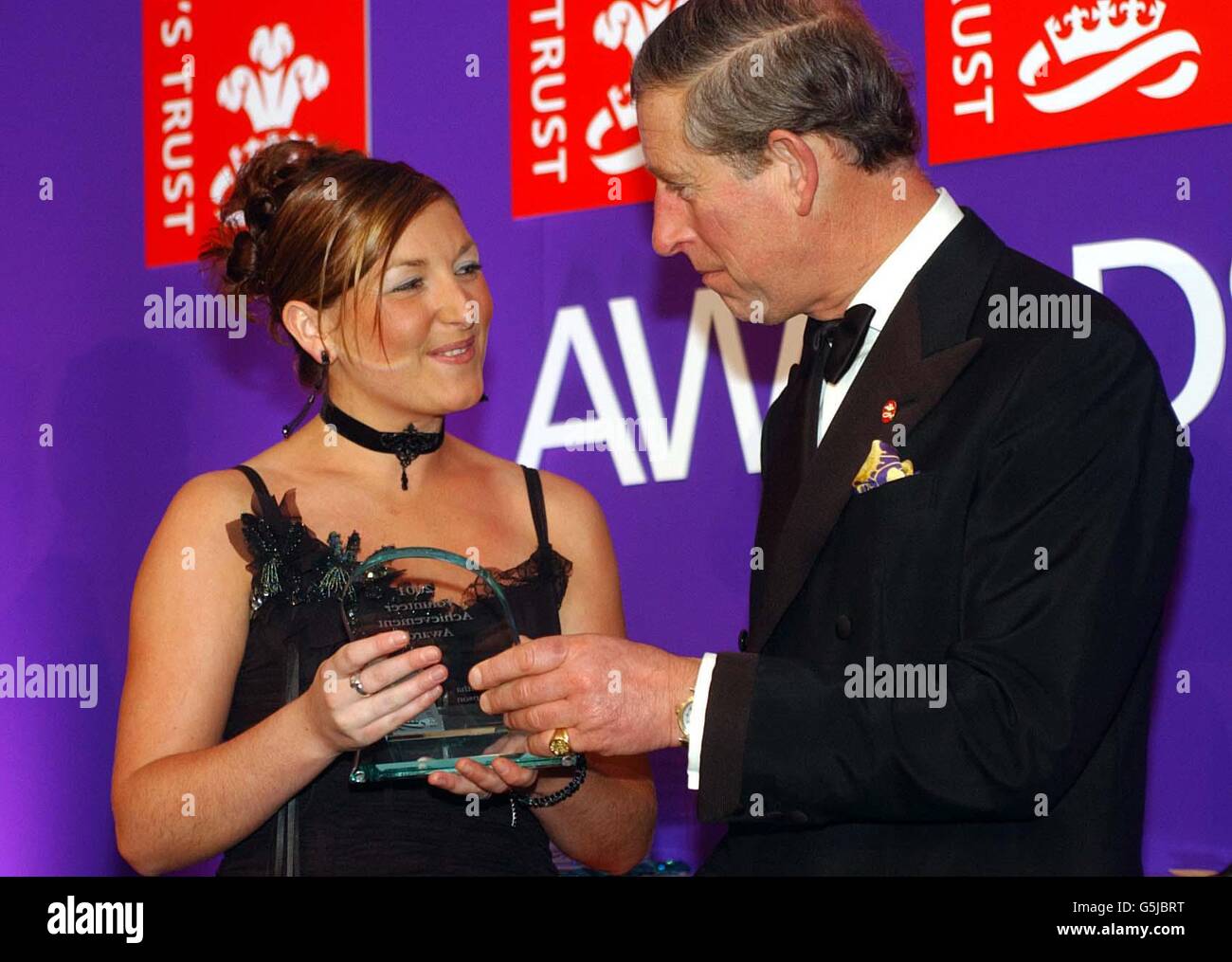 Samantha Thompson aus Londonderry erhält bei der Verleihung des Prince's Trust Recognition Award im Villa Park Football Ground, Birmingham, den Ehrenpreis für ihre Arbeit vom Prince of Wales. Stockfoto