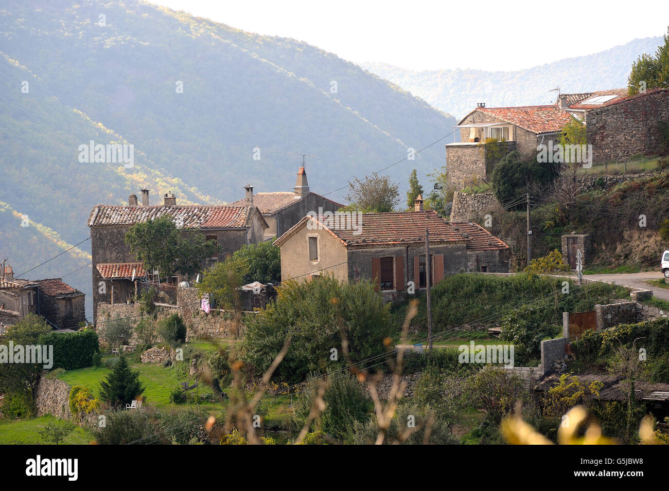 Dorf, umgeben von Natur im Herzen der französischen Cevennen-Nationalpark im vollen Herbst Stockfoto